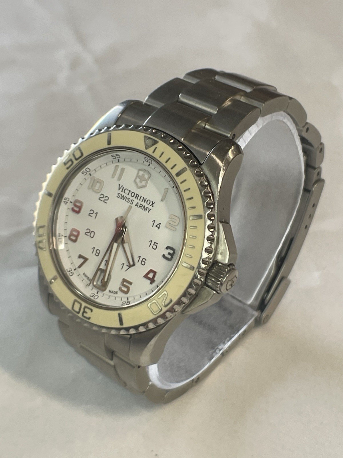 Victorinox Maverick Quartz Watch 241492 working