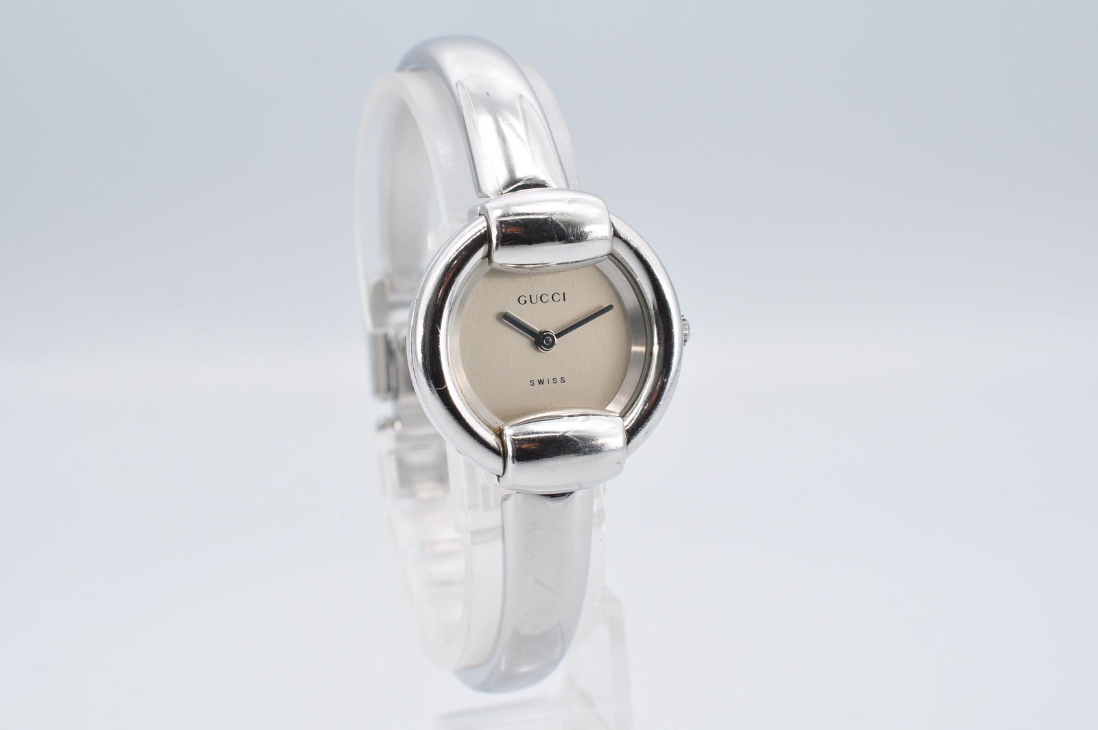 GUCCI 1400L Quartz Analog Silver Bangle Watch Women w-11130