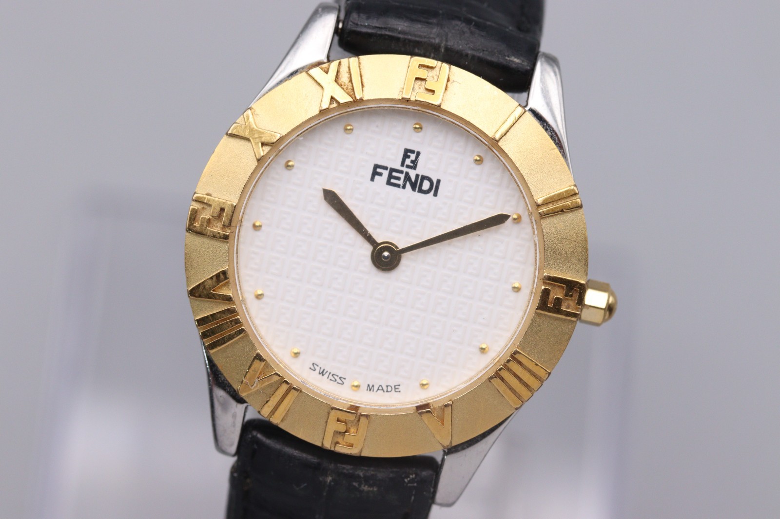 [Near MINT] Vintage Fendi 2000L White Dial Gold Bezel Swiss Made Women’s Watch