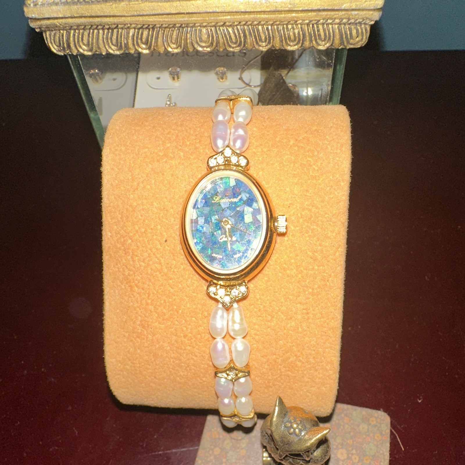 Vintage Lucoral Women’s Oval Mosaic Dress Watch with Beaded Pearl Band. Works!
