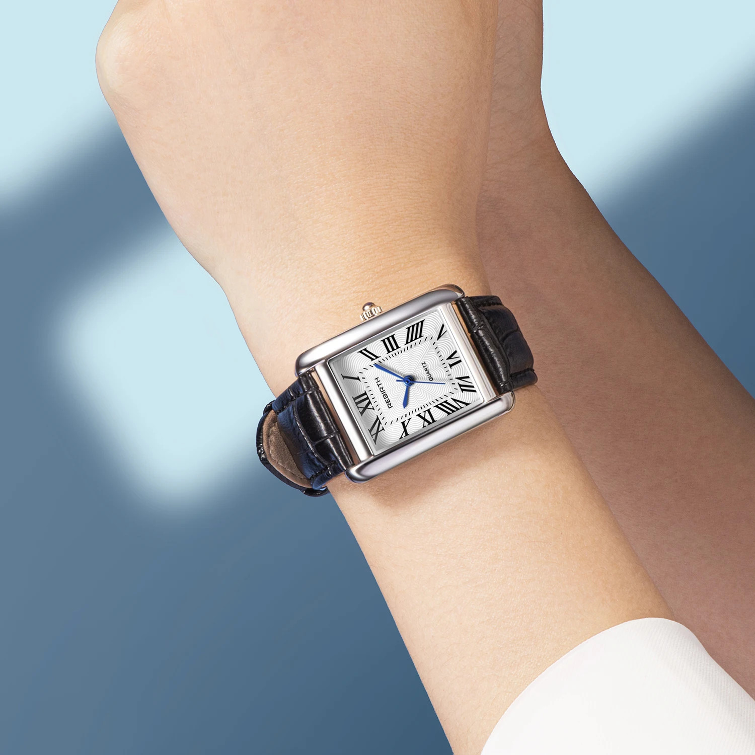 Retro-Style Simple Small Square Watch with Roman Numerals, Trendy and Artistic Q