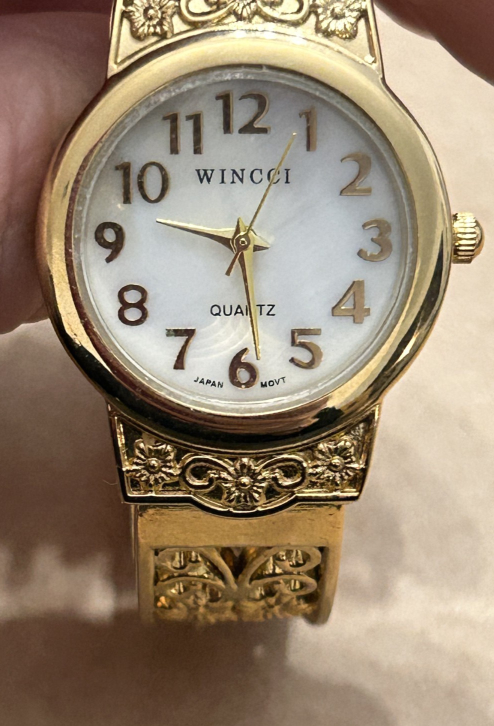 Wincci Ladies Elegant Metal Bangle Cuff Fashion Quartz Analog Watch Pearl Dial