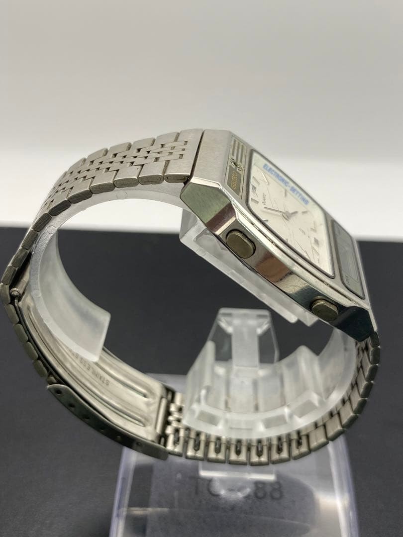 Working condition, broken crown. SEIKO quartz analog-digital hybrid wristwatch f
