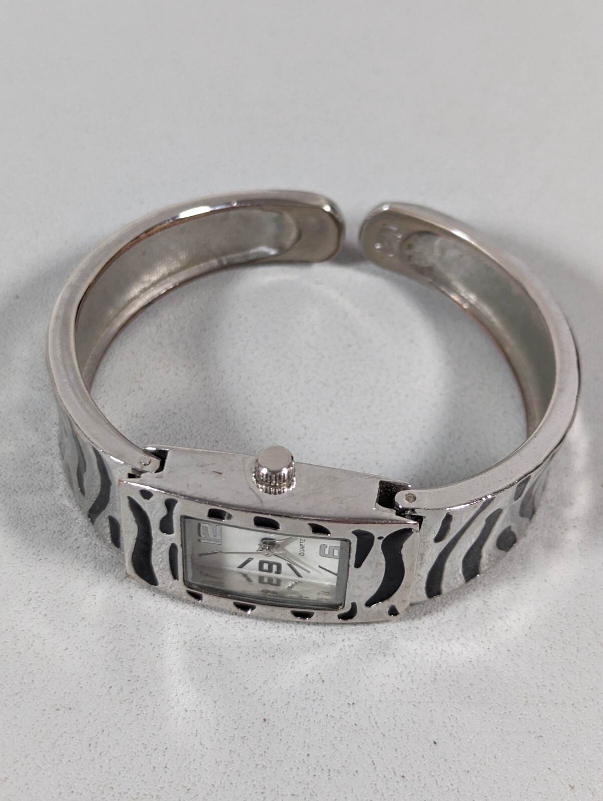 White Dial Black Silver Tone Ginge Bracelet Band Watch