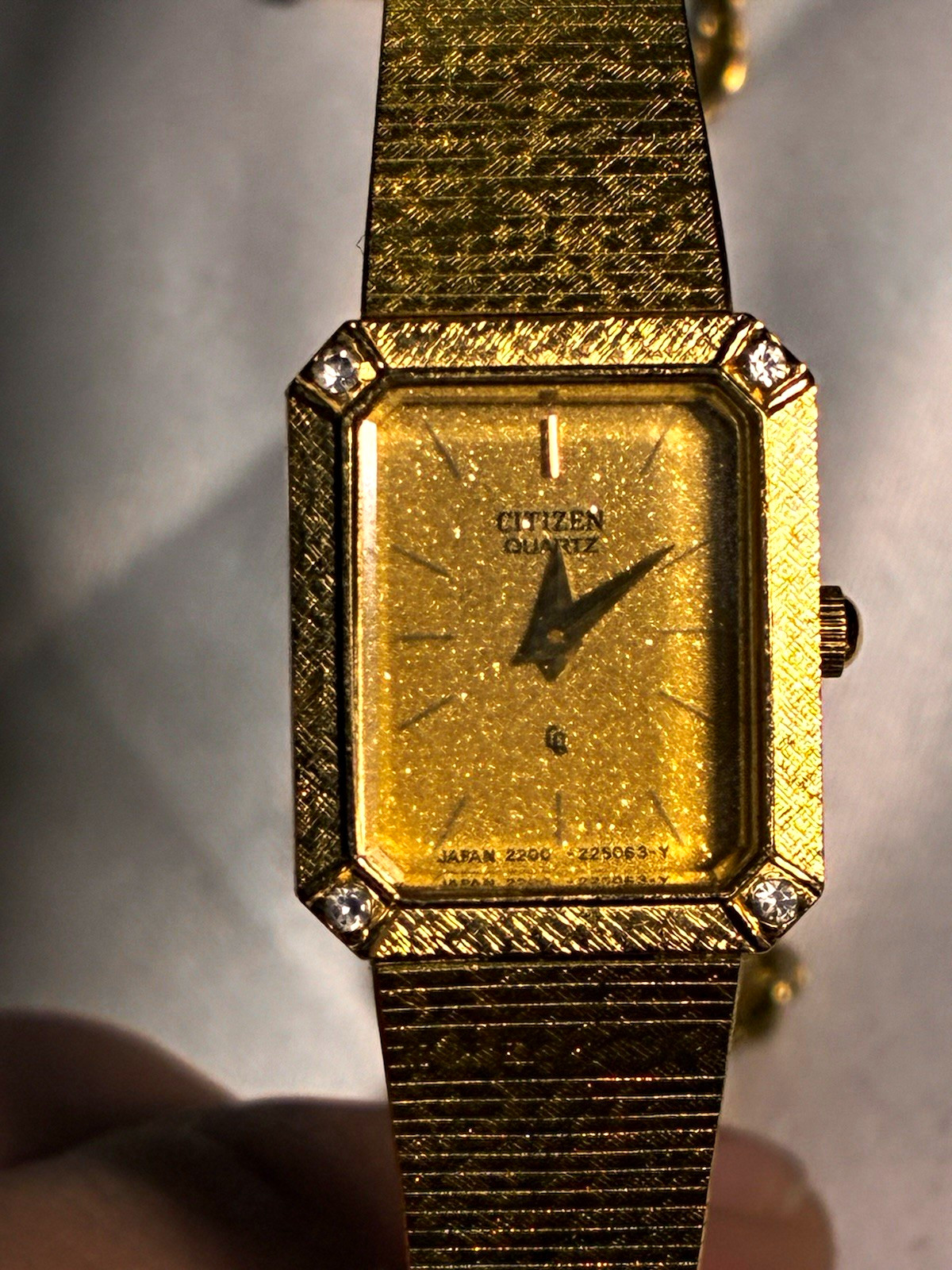Vtg 1983 CITIZEN Ladies QuartzDress Watch 6 Jewels Crystal Bezel Run 2200-222831