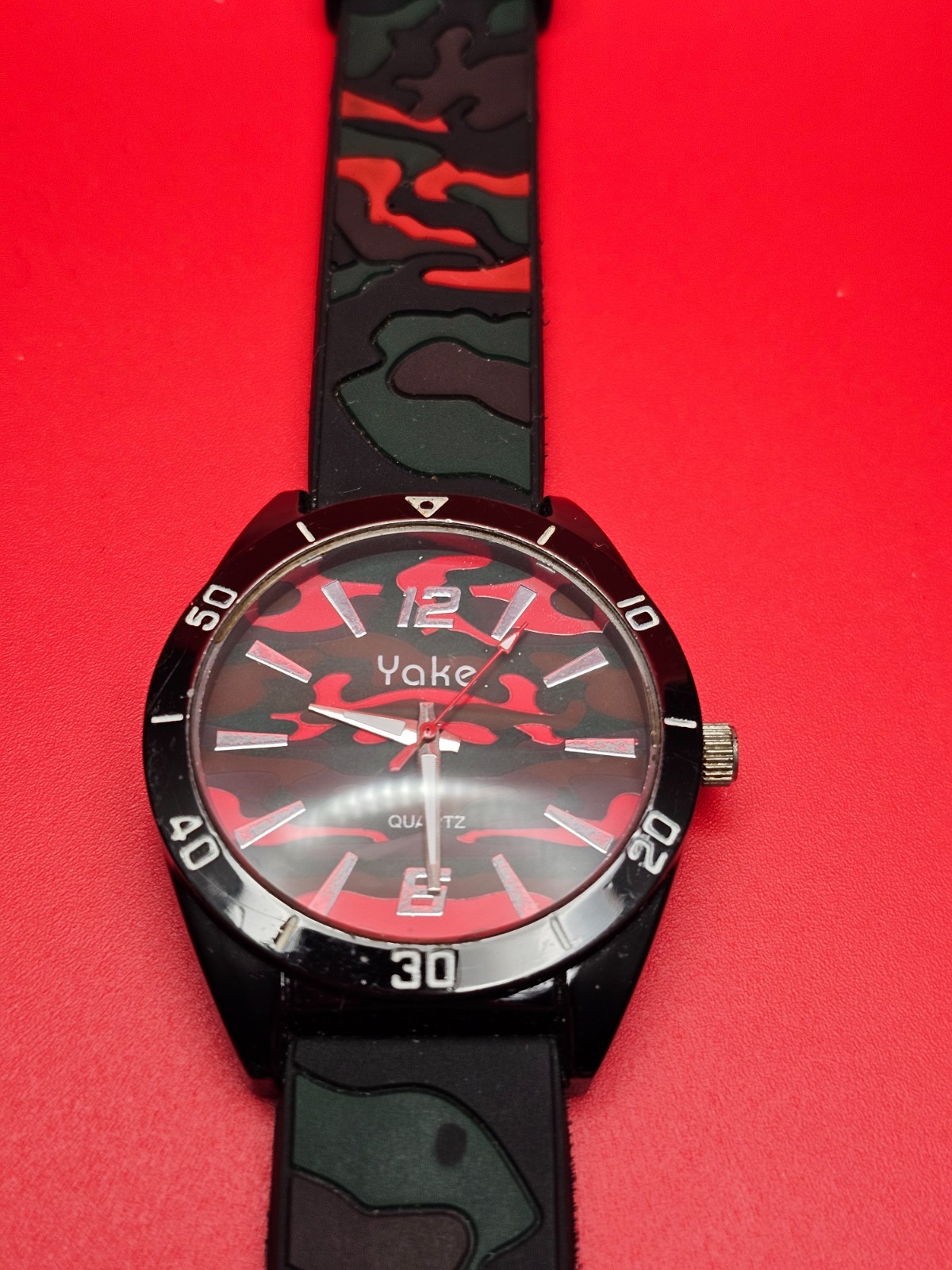 Yake Analog Wrist Watch Red Camo Strap Glow-In-The-Dark Hands Dead Batteries