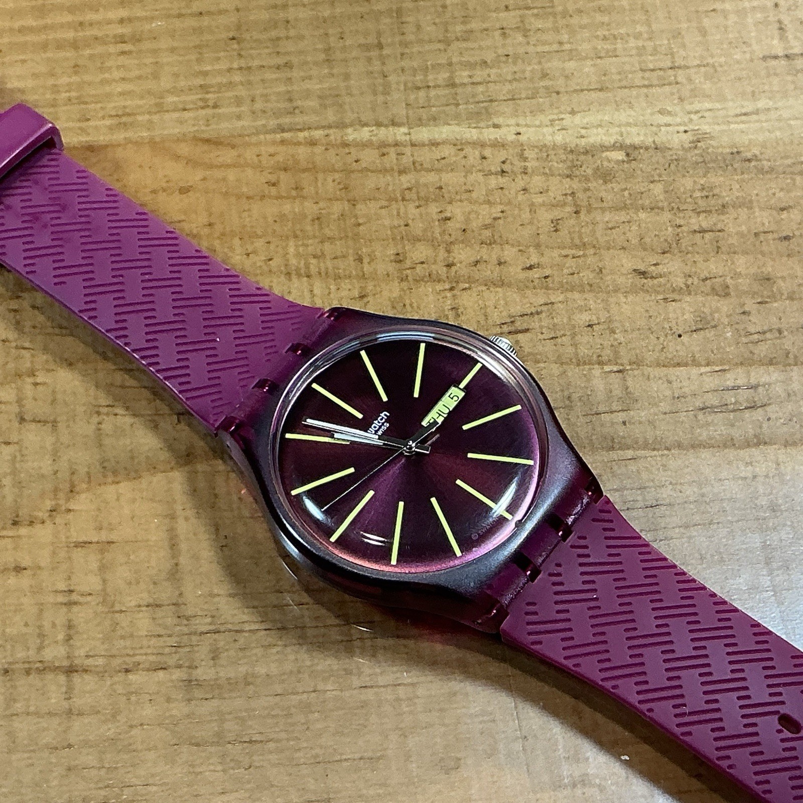 SWATCH – Dark Red or Maroon With Yellow – Day / Date – 41mm