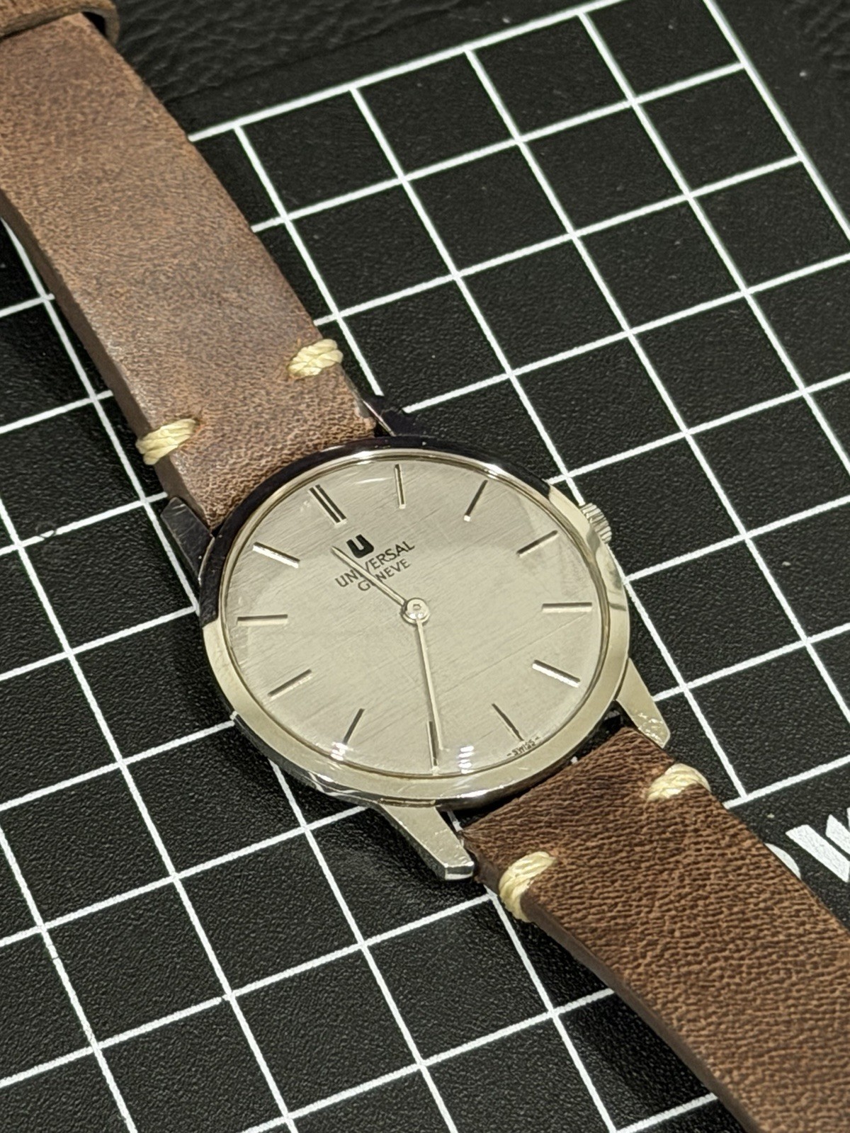 UNIVERSAL GENEVE Watch ULTRA THIN Silver Linen Dial Slim Vintage Swiss Manual