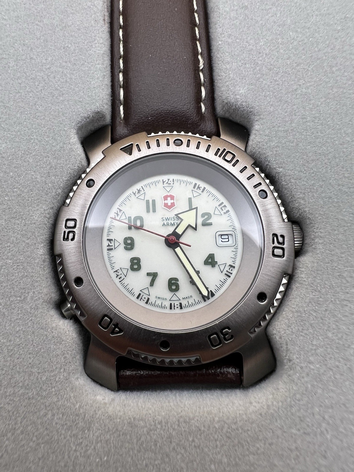 Swiss Army Brand Quartz Diver Style Watch Date Box Leather Strap Runs