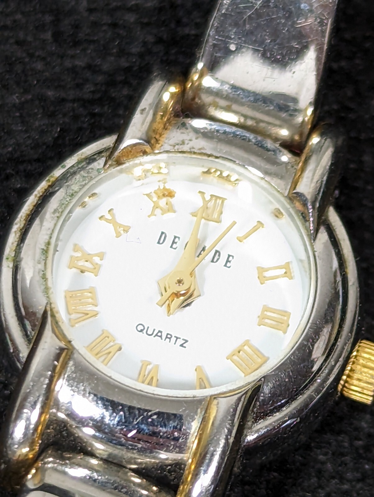 Decade Womans White Dial Round Silver Tone Case Bracelet Band Watch 6.75 In