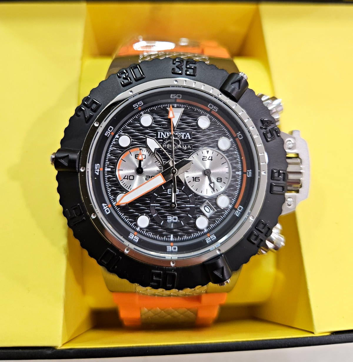Invicta Subaqua Men’s Quartz Chronograph Diver 50m Date Orange Strap Box