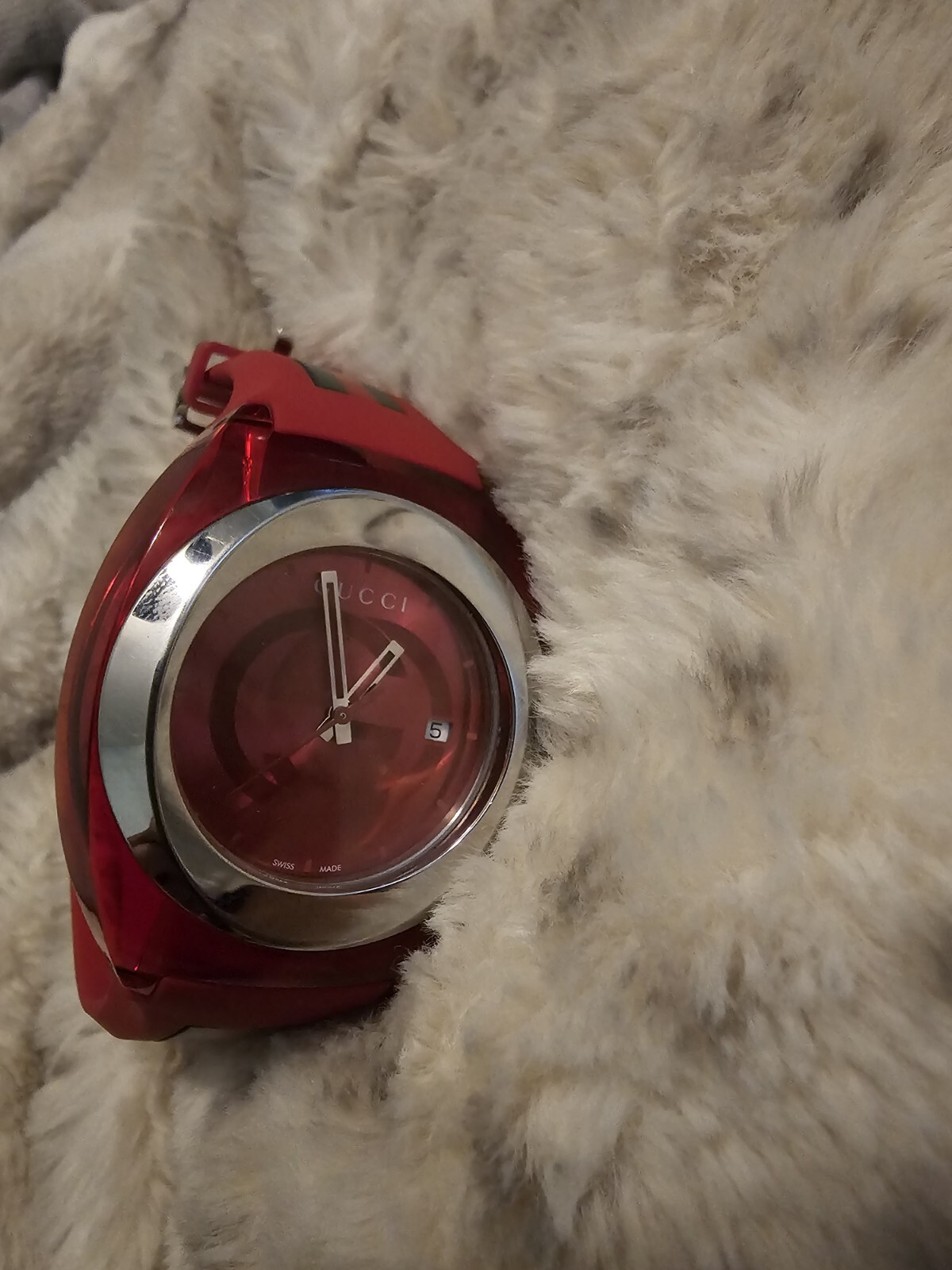 Gucci 137.1 Red Wristwatch ( No Box)