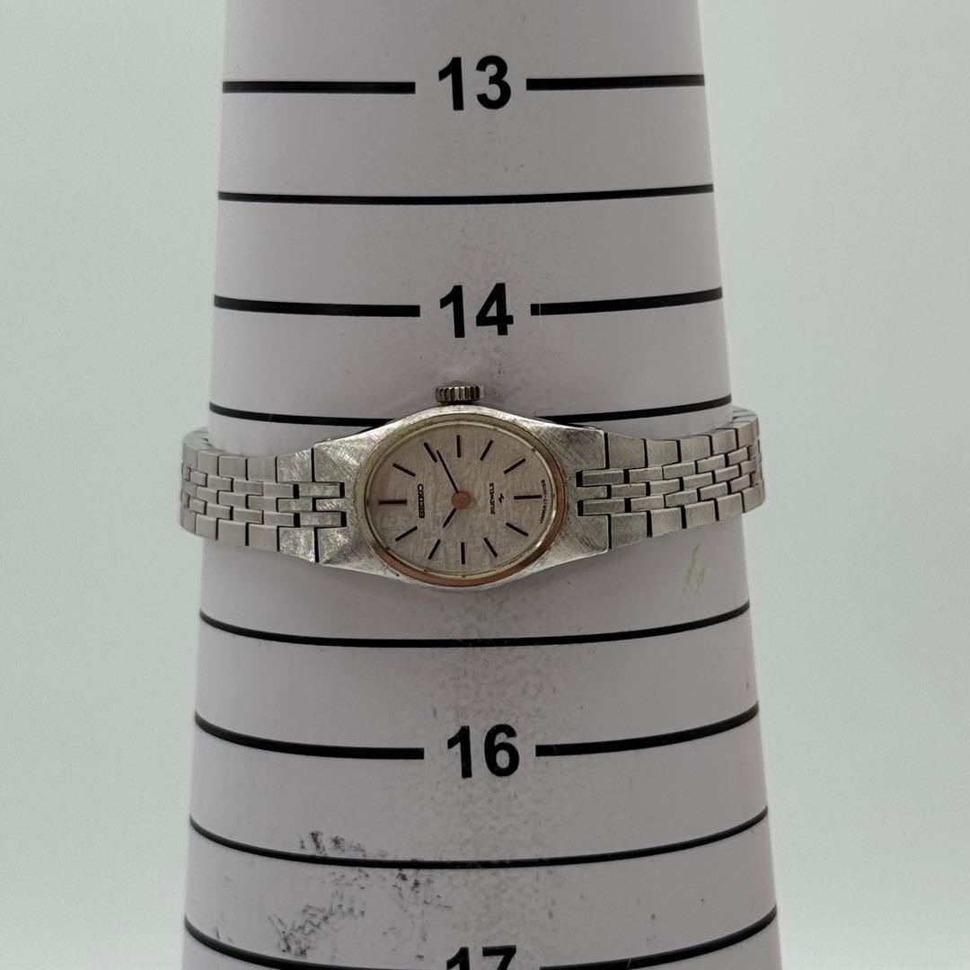 Excellent condition, fully functional SEIKO manual-winding oval ladies’ watc