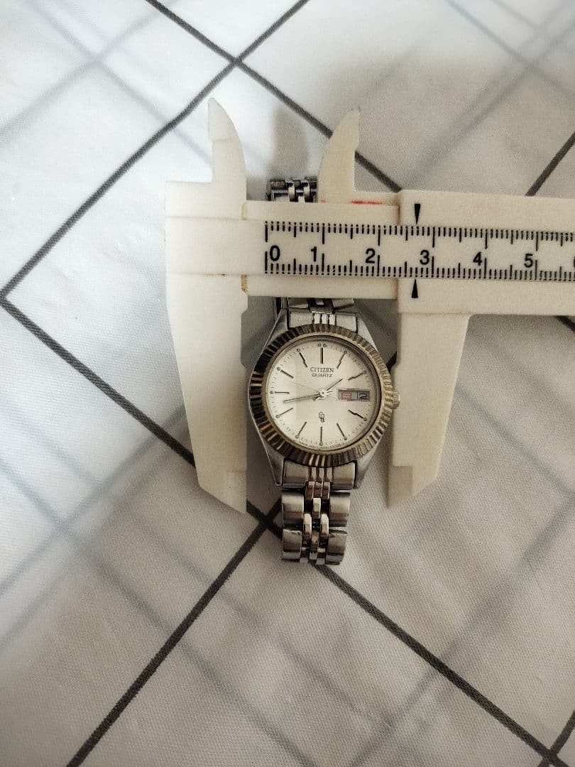 Excellent condition CITIZEN quartz day-date watch with cut glass, model 6000.