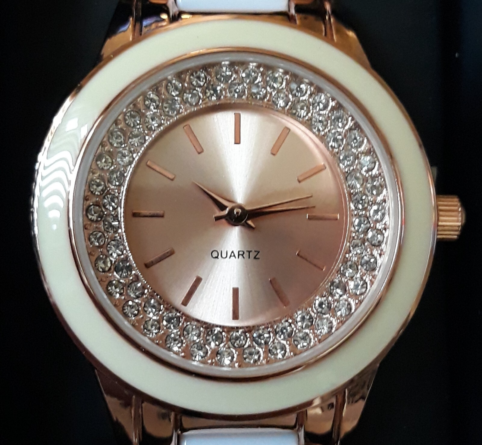 AVON “PRETTY CHIC BRACELET WATCH” (QUARTZ MOVEMENT & BRACELET / LINK BAND) WHITE