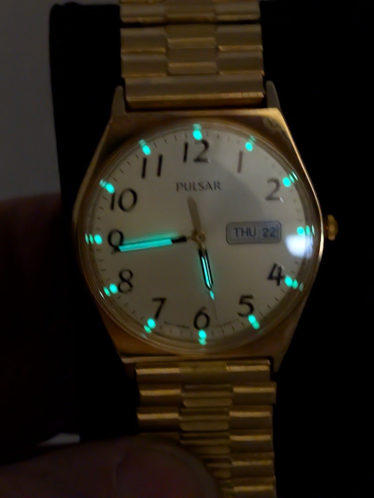 Vintage Pulsar Men Gold Quartz Watch Analog 33mm V733-8A40 – Glow in the Dark