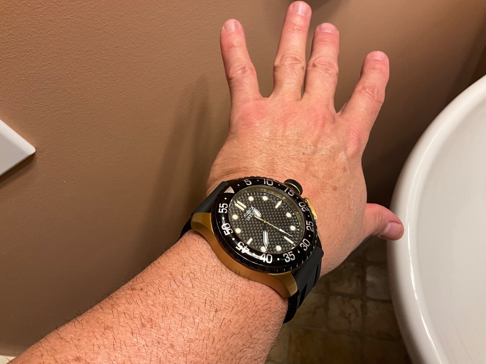 INVICTA PRO DIVER MODEL 17511 LARGE 50MM GOLD CASE EXCELLENT CONDITION NEW BATRY