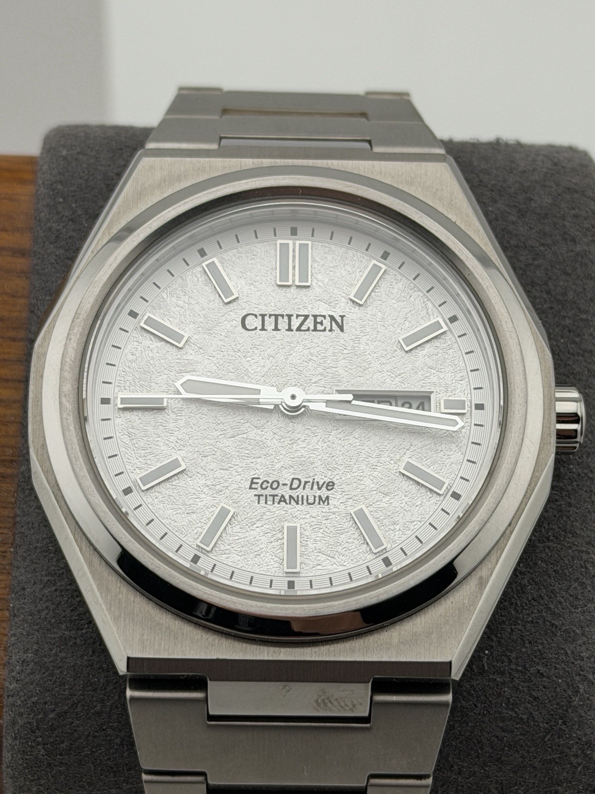 Citizen Men’s Zenshin Eco-Drive White/Gray Dial Watch – AW0130-85A Preowned