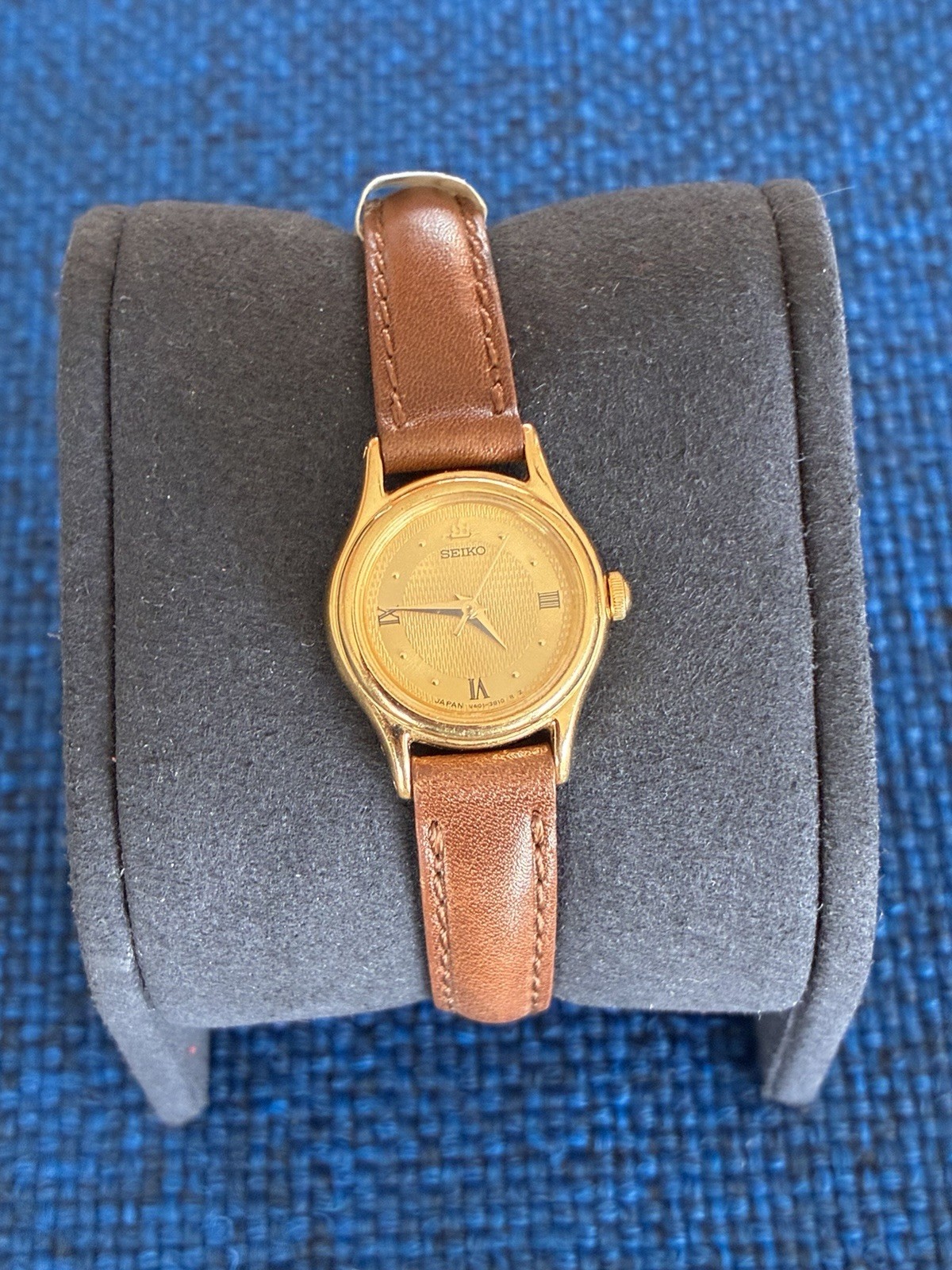 1995 Seiko Ladies Quartz Watch V401-0920 Textured Dial New Battery/ NOS Strap