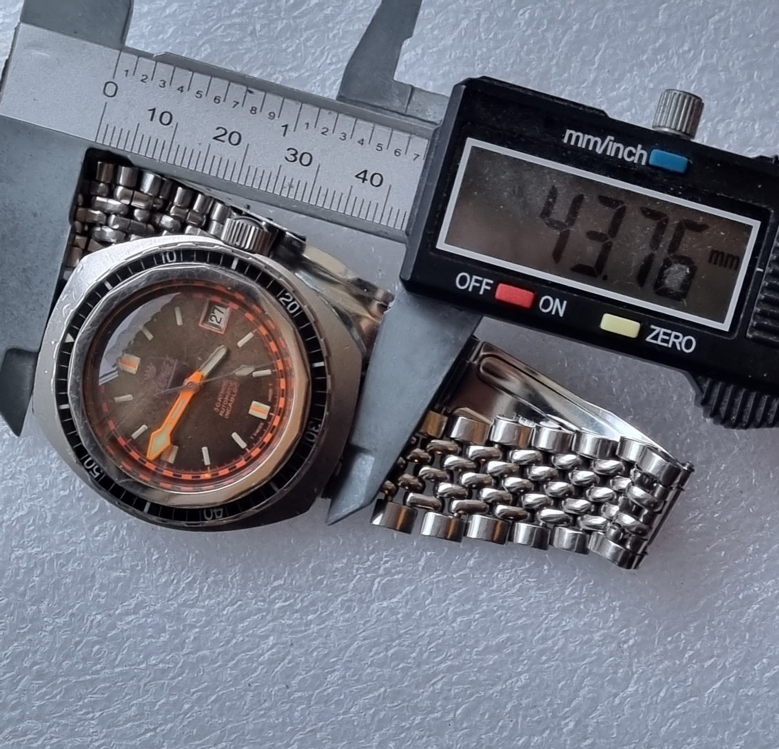 Rare Roundex Sub 30 Atm Automatic-date Bakelite Vintage Watch Swiss Big Casse