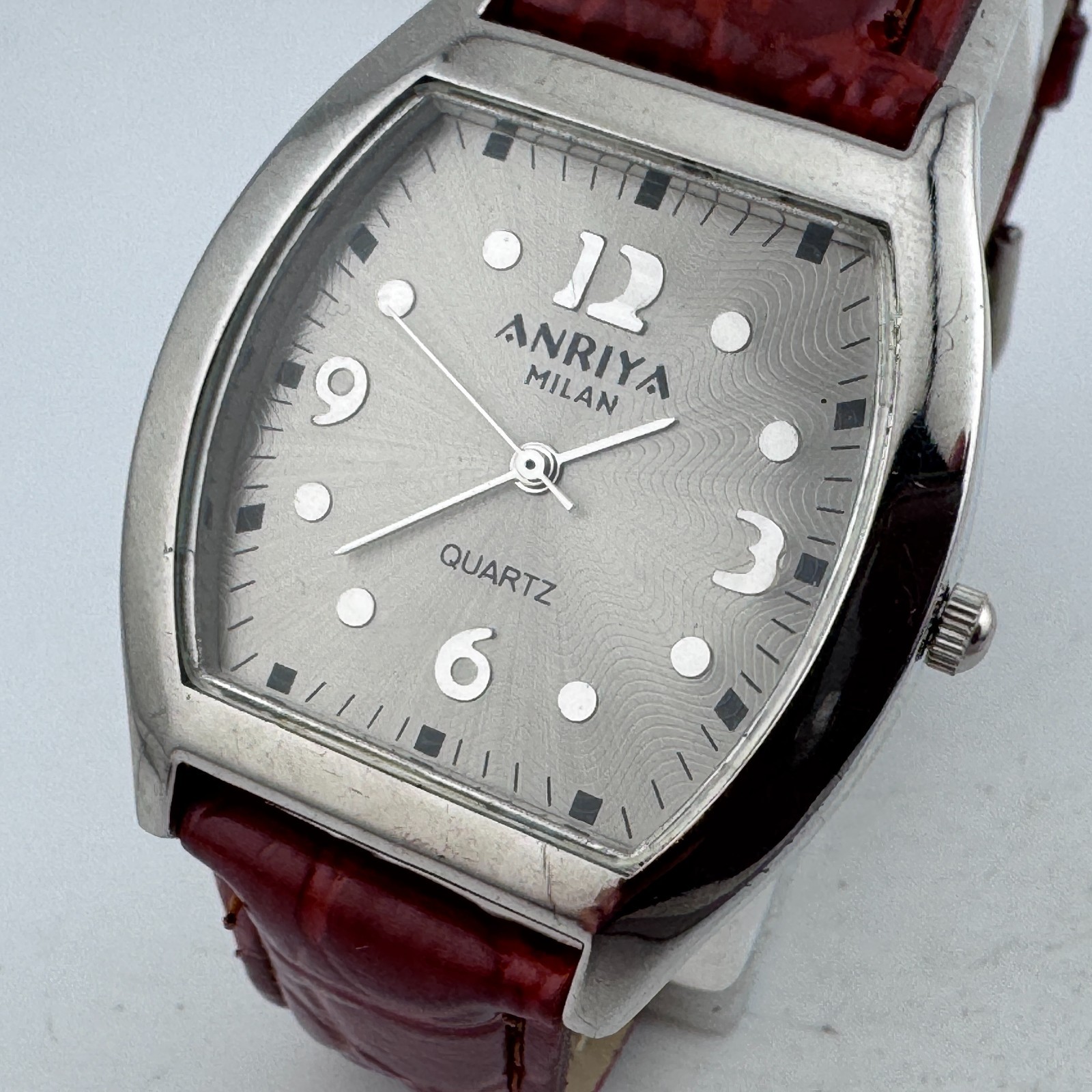 Anriya Milan Quartz Watch Unisex Silver Barrel Faux Leather Analog New Battery