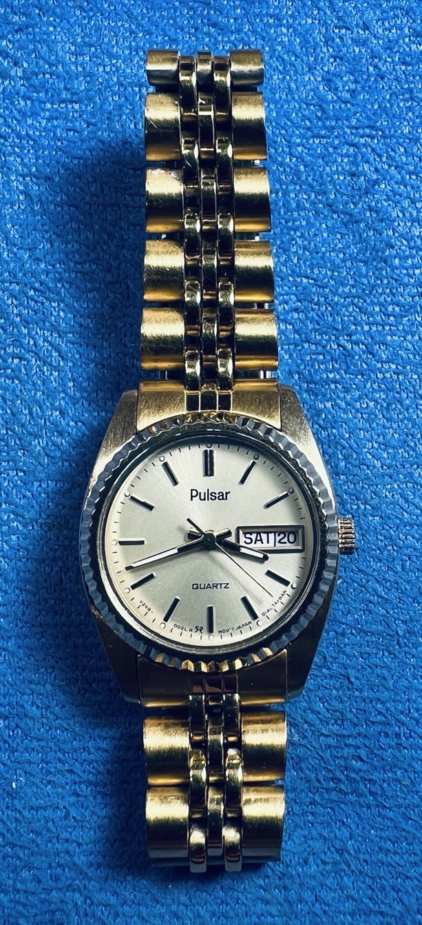 Pulsar Quartz Day Date Ladies Watch Gold Tone V248-0020 SN 641158 NEW BATTERY