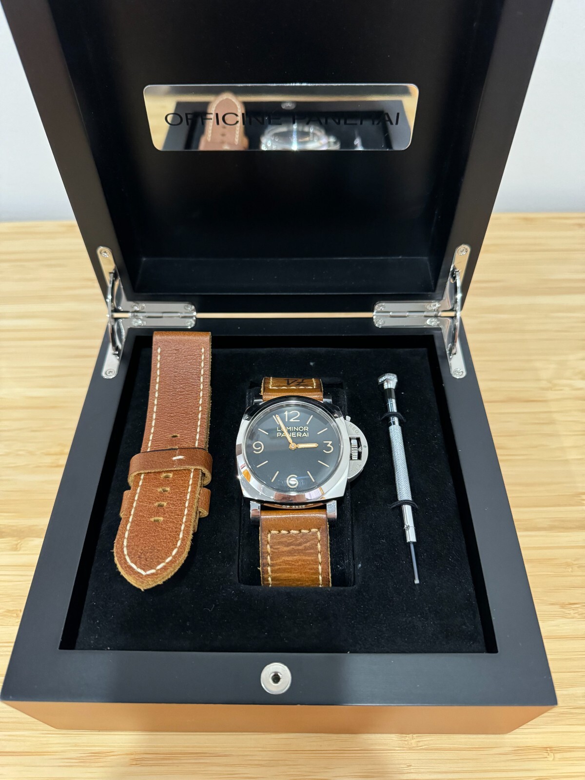 Panerai Luminor PAM 372 47mm Plexi -great condition, box, papers, extra straps