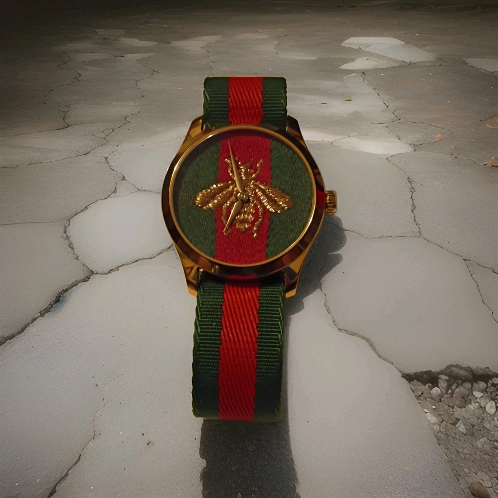 Gucci G-Timeless Bee Motif Quartz Wristwatch Green/Red Fabric Strap