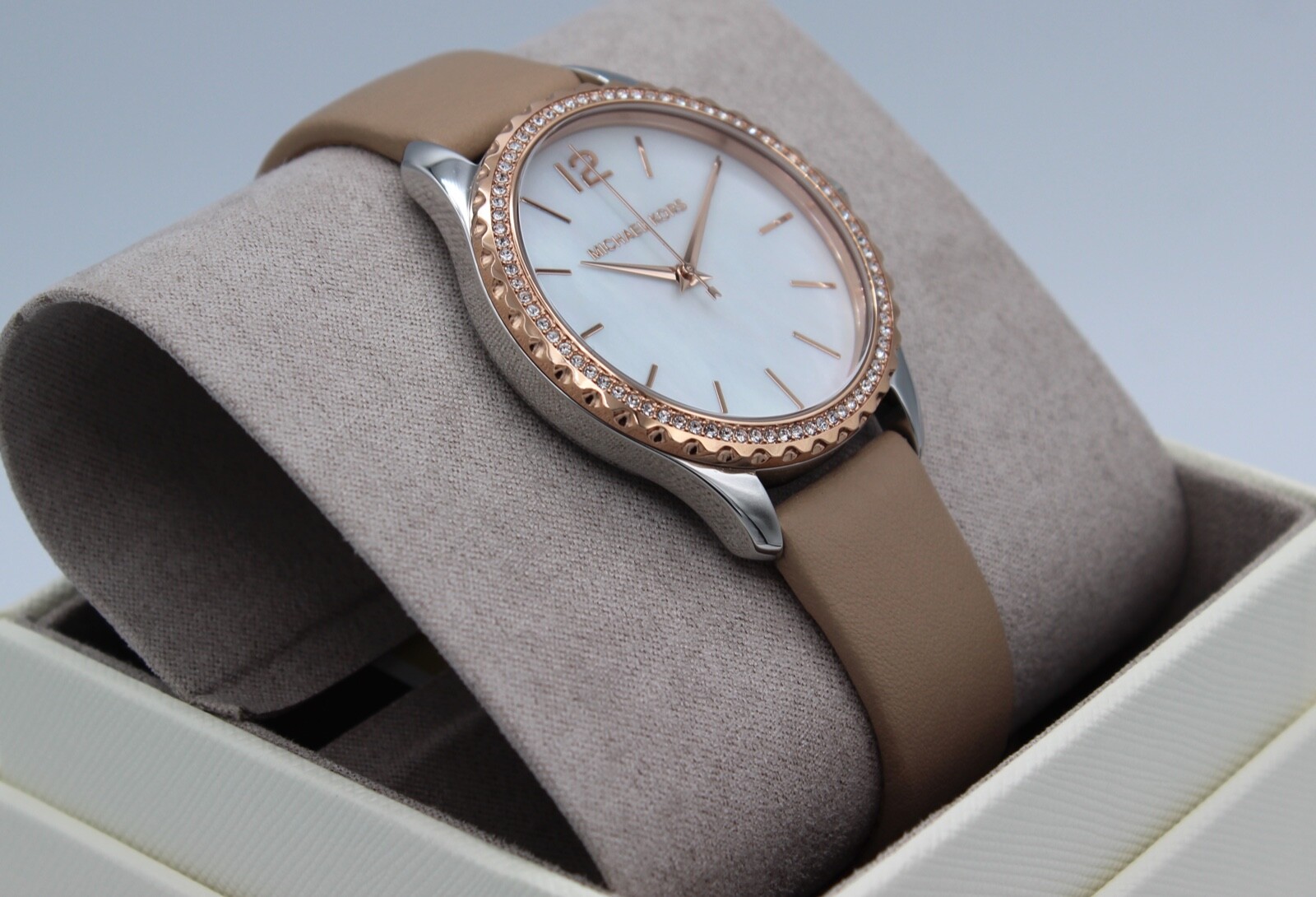 NEW AUTHENTIC MICHAEL KORS LAYTON SILVER BROWN LEATHER MOP WOMEN’S MK2910 WATCH
