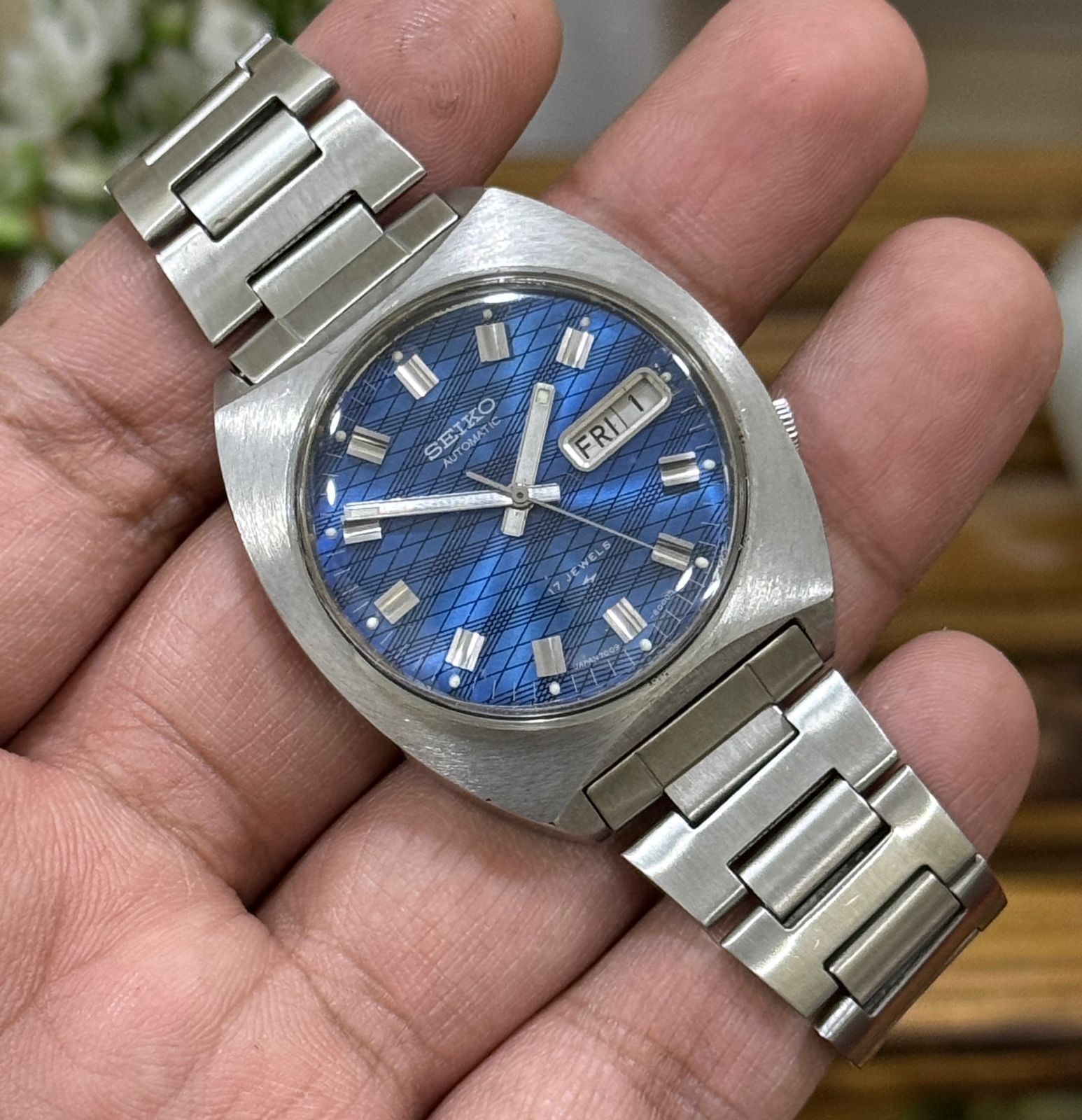 Vintage Seiko 5 Automatic Day/Date Blue Dial Wrist Watch For Men Japan 7009-8009