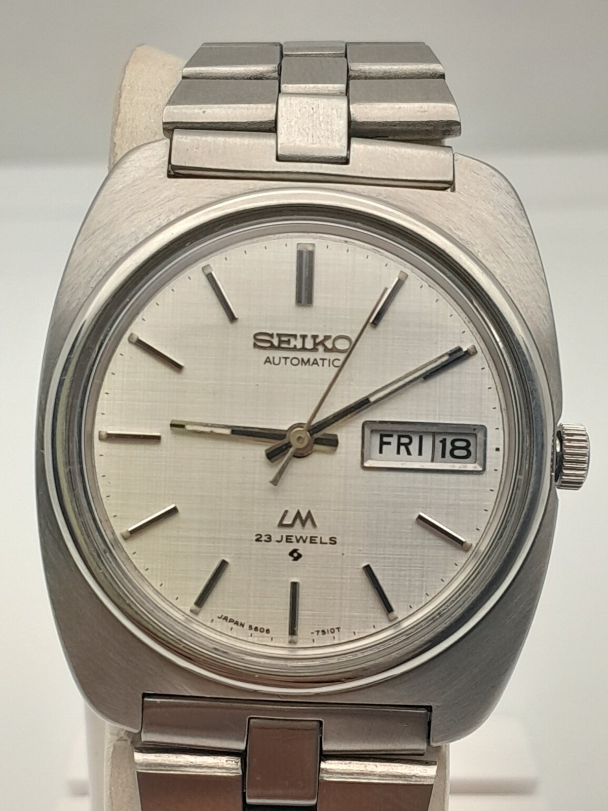 Vintage Seiko LM 5606-7220 Automatic 23 Jewels Silver Linen Dial Day Date Watch