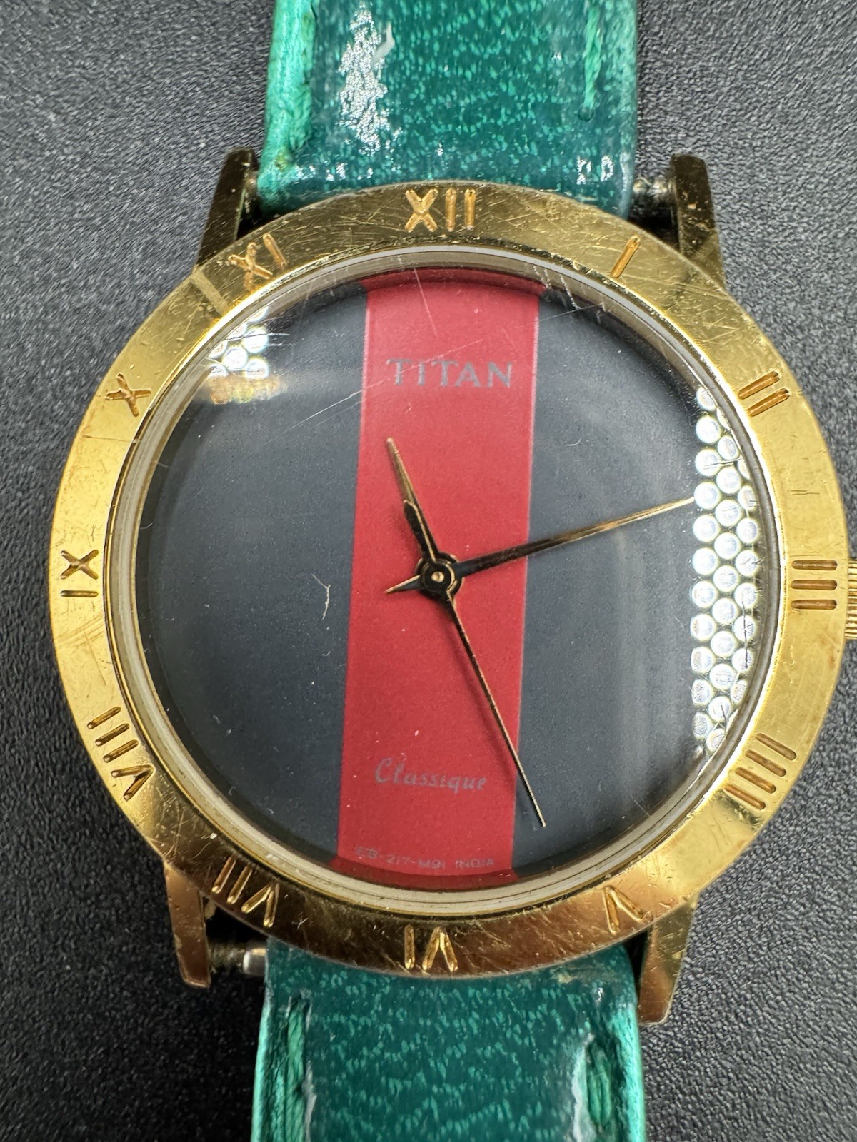 Vintage Titan Classique Quartz Split Red Gray Dial India 217C-06 Running New Bat