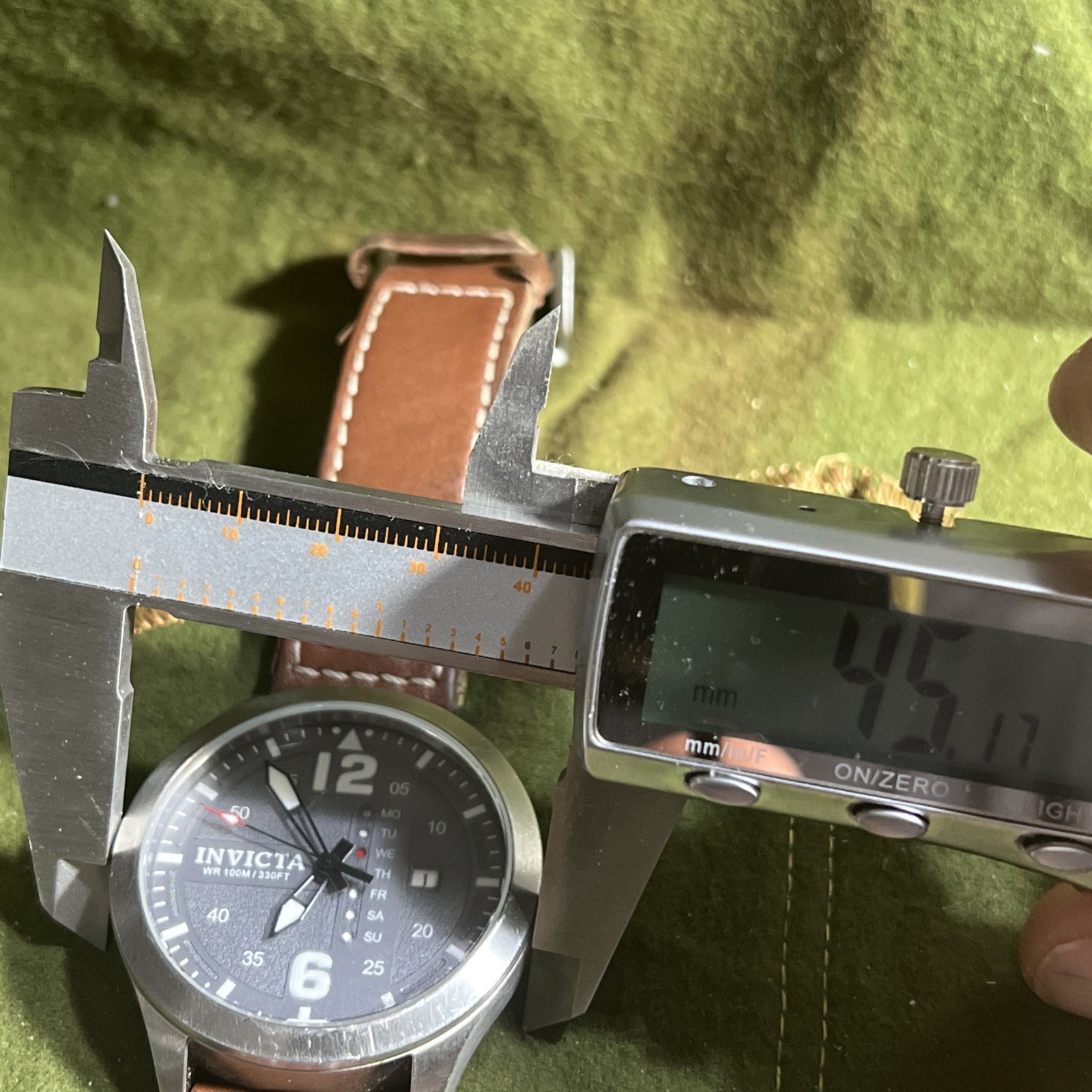 I FORCE Invicta 22182 Men Watch gray Face W/ original Leather Band/Day date RUNS