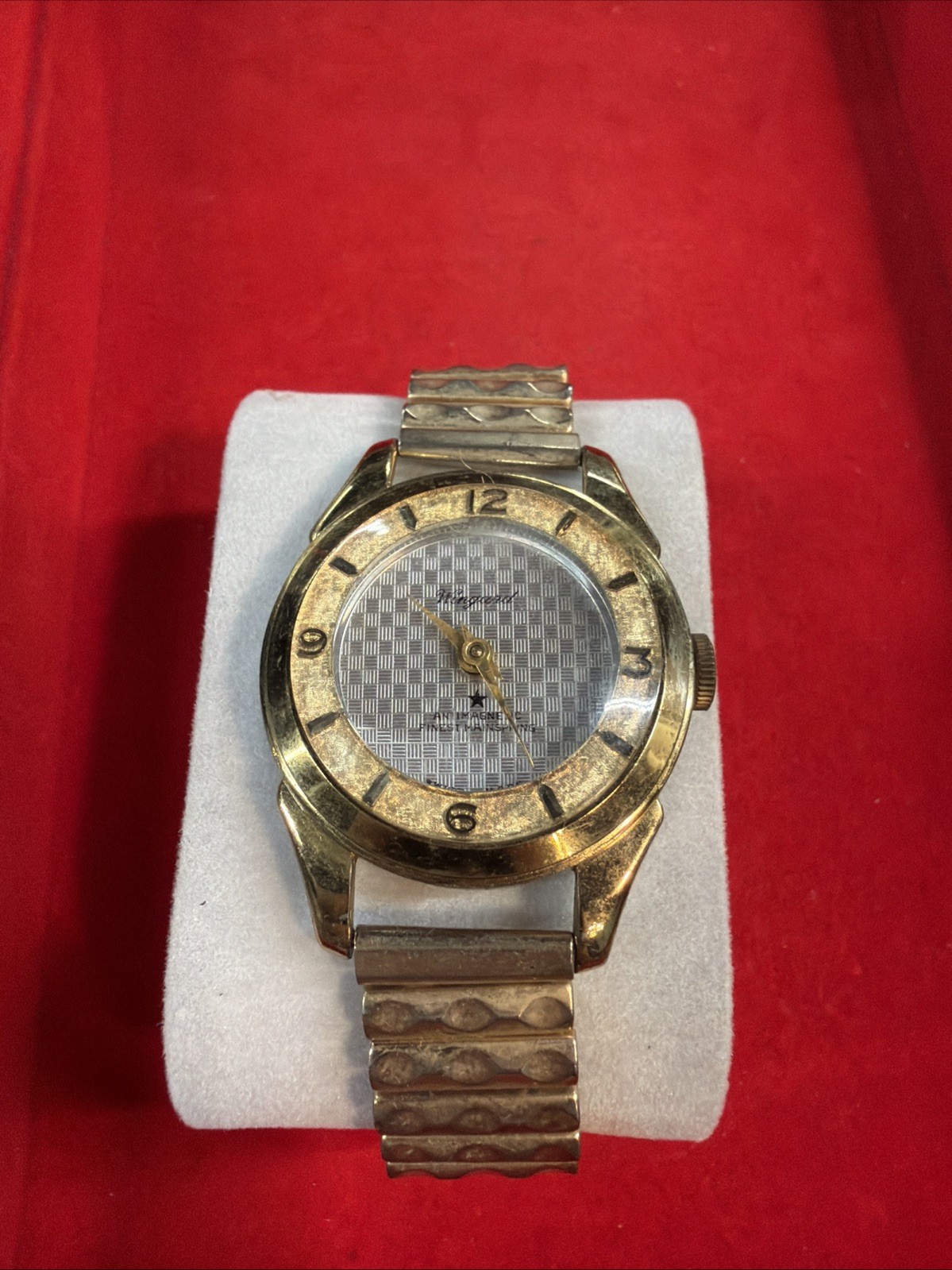Wingard wristwatch features a textured silver dial Decorative Band Needs Battery