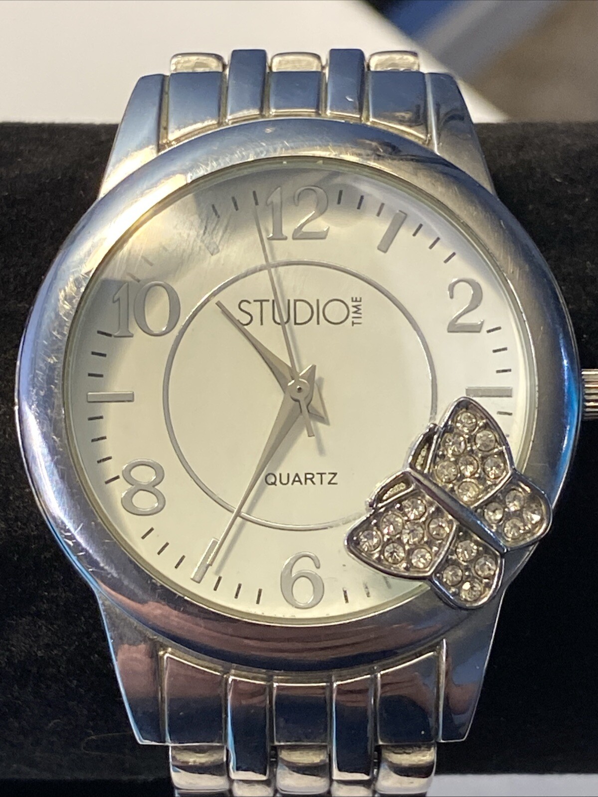Woman’s Butterfly Watch W/ butterflies on the Bezel New Battery Silver Tone
