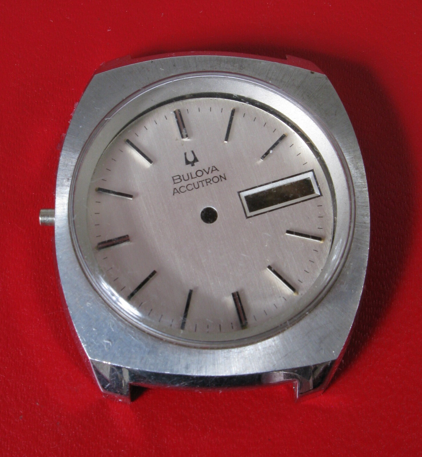 VINTAGE BULOVA ACCUTRON DAY DATE ORIGINAL CASE DIAL CRYSTAL NOS RARE !!
