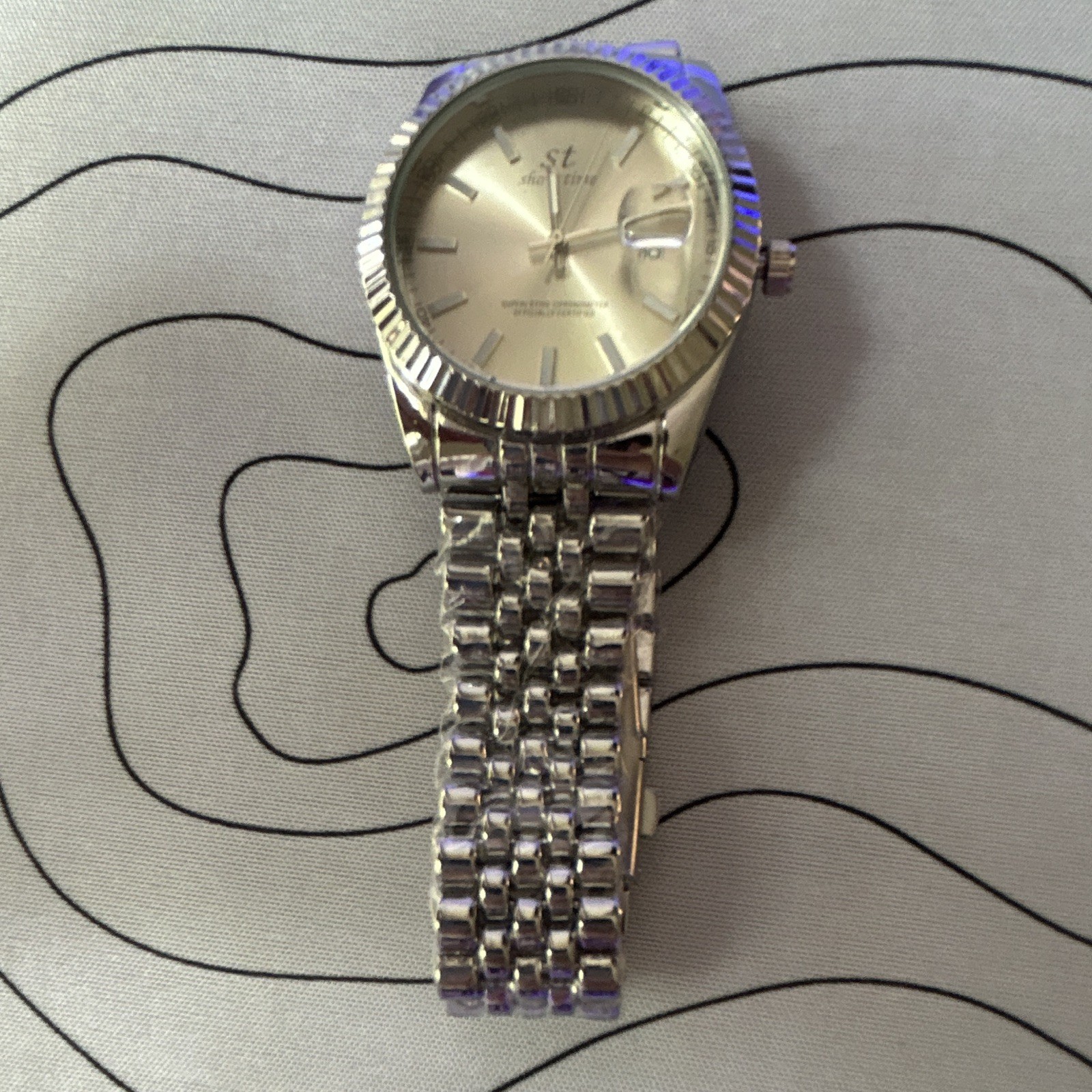 Sliver watch brand new never been used comes with a package