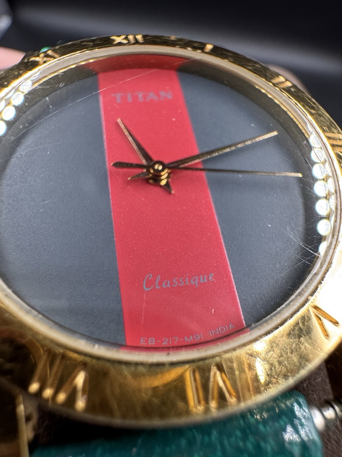 Vintage Titan Classique Quartz Split Red Gray Dial India 217C-06 Running New Bat
