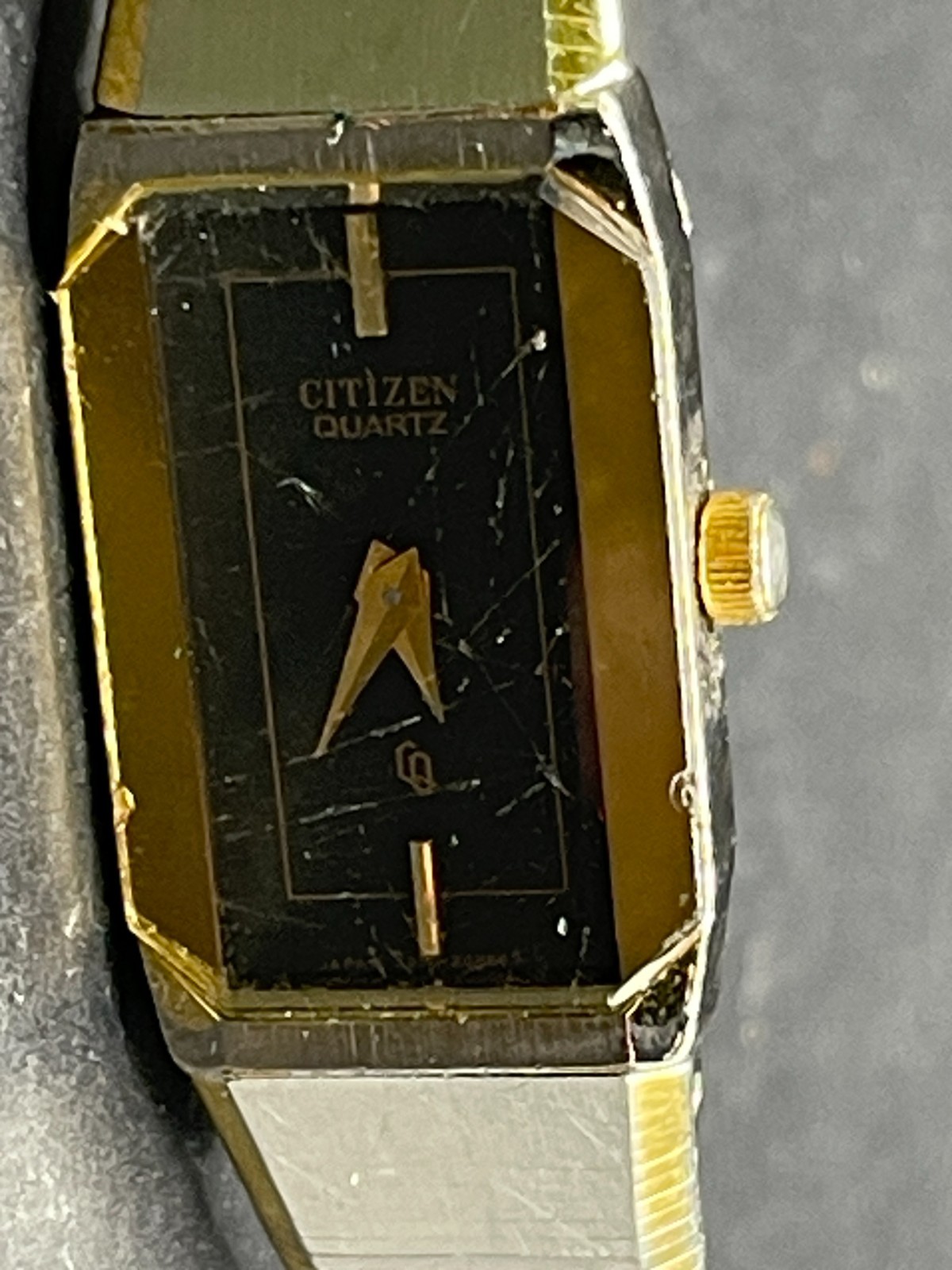 Vintage Citizen Quartz Women’s Watch Gold Tone Black Dial 2250-242076 11.5mm