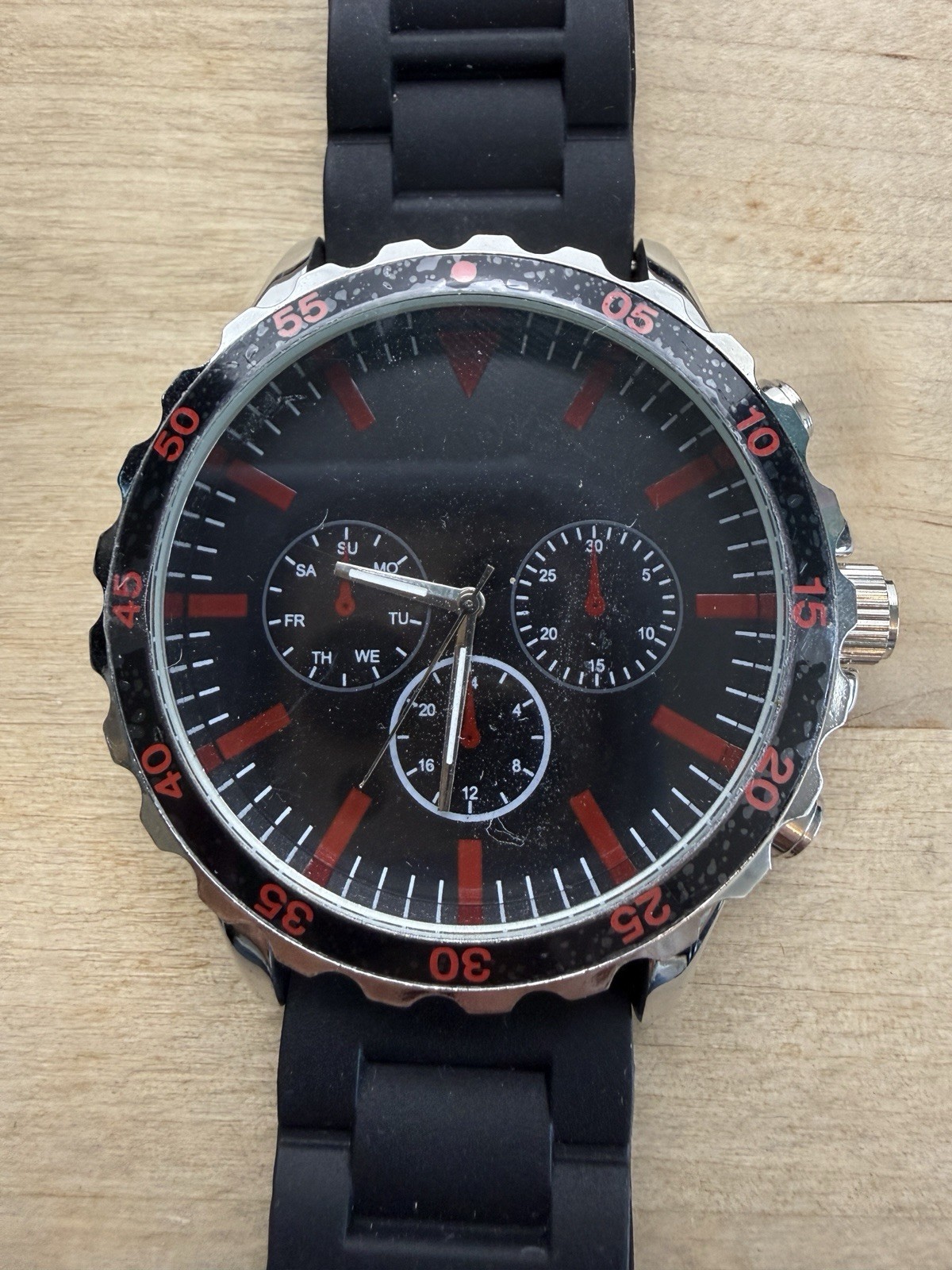 Men’s Sport Diver Style Quartz Watch Black Red Dial Rubber Strap Needs Battery
