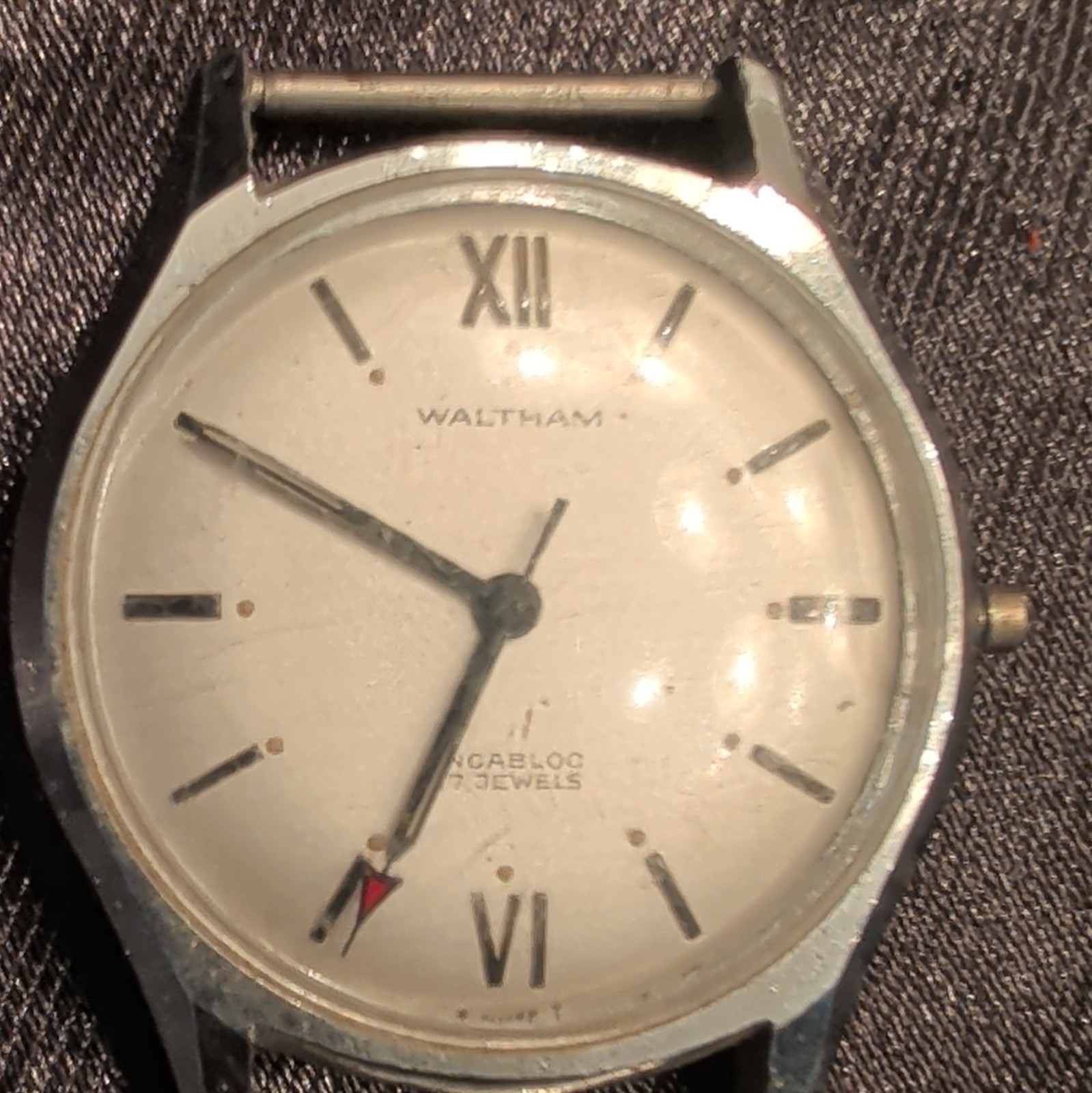 Waltham Incabloc Men’s Manual Wind 17 Jewel Silver Dial Analog Wristwatch
