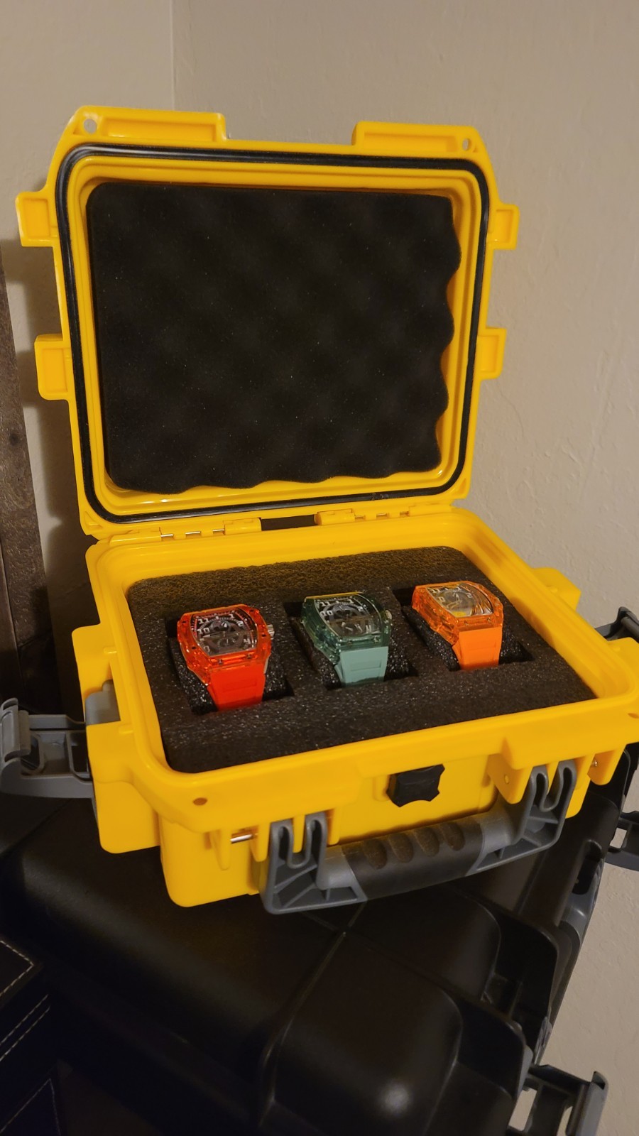 🏷 Watch set, Invicta Racing Man 48.50mm, red, orange, and green.