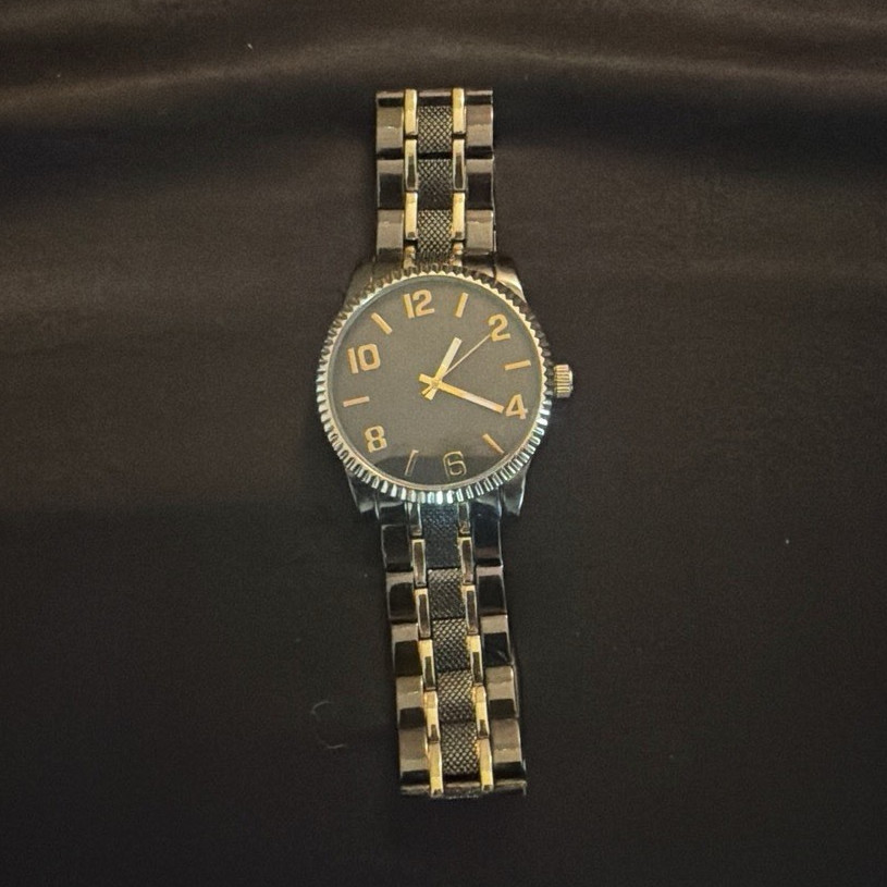 Analog Wristwatch Black Dial Arabic Numerals Two-Tone Metal Bracelet