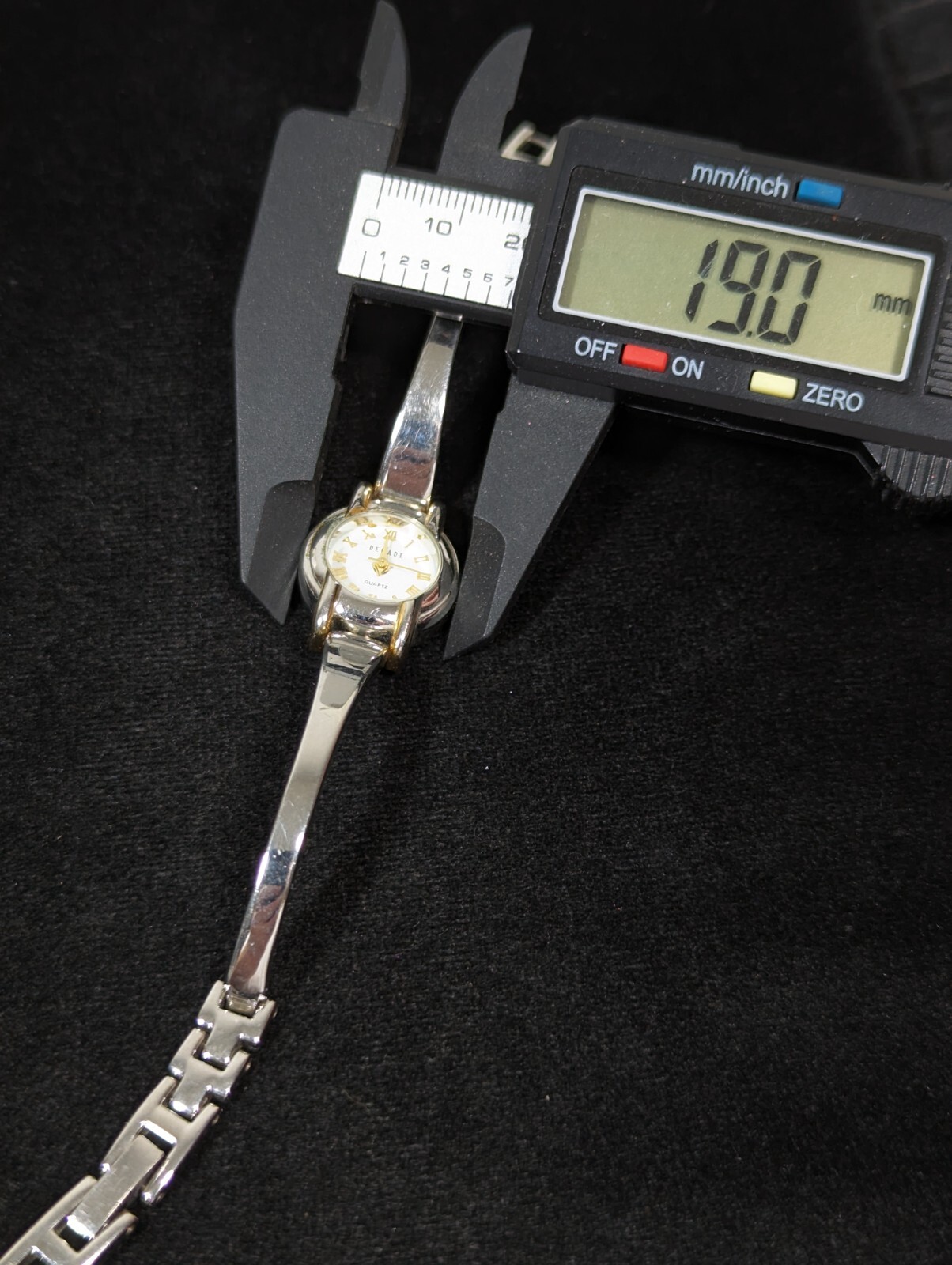 Decade Womans White Dial Round Silver Tone Case Bracelet Band Watch 6.75 In