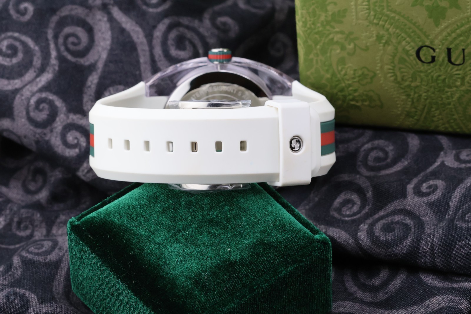 Gucci Sync Unisex Silicone Strap Watch – Silver