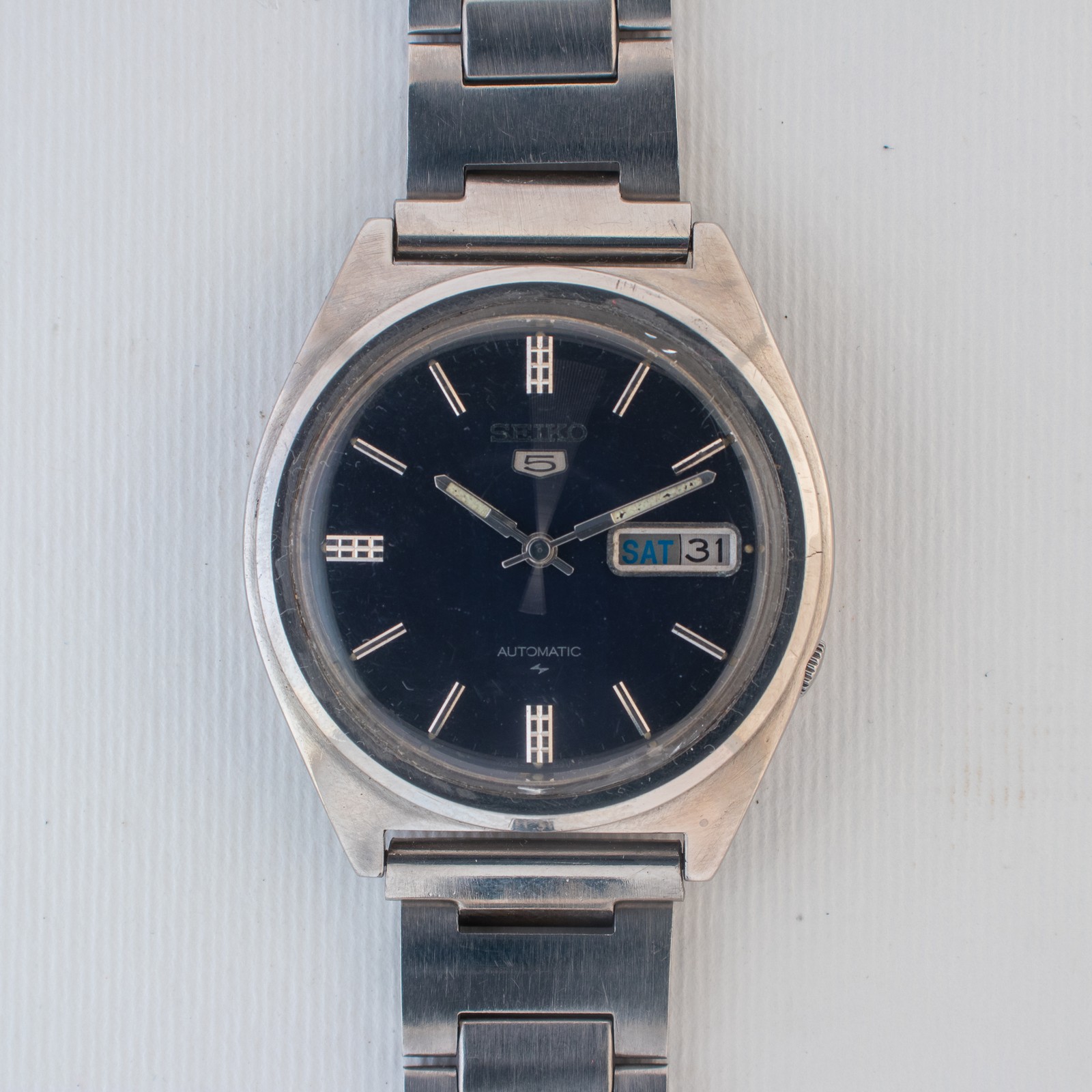 Vintage Seiko 5 Auto Dark Blue Sunburst Dial Silver Accents 7009-8750 Watch
