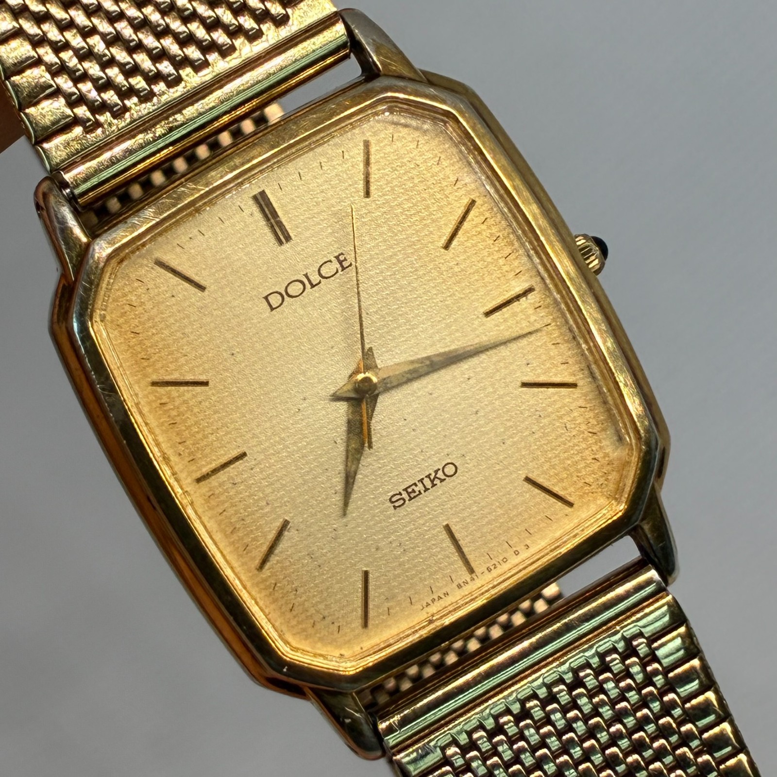 Seiko Dolce 8N41-5120 Men Watch Gold Tone Linen Dial Tank Square Mesh Band