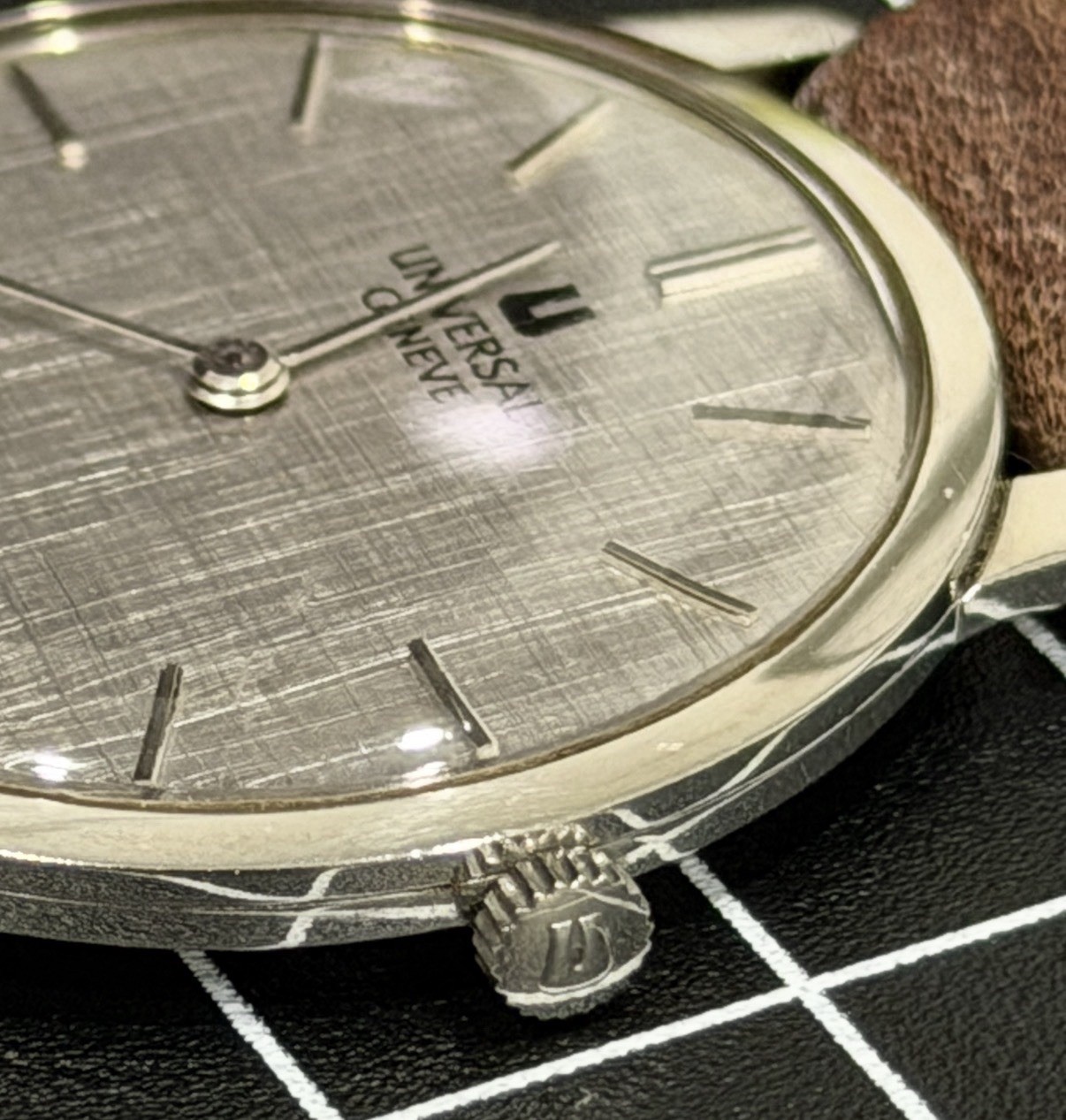 UNIVERSAL GENEVE Watch ULTRA THIN Silver Linen Dial Slim Vintage Swiss Manual