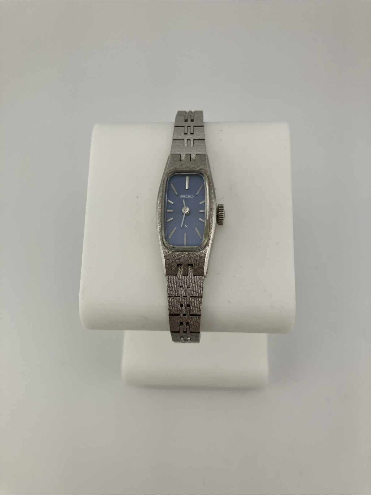 Vtg Seiko Ladies 14mm Watch Silver Tone Blue Dial Windup 6.25″ 1520-3629 -RUNS