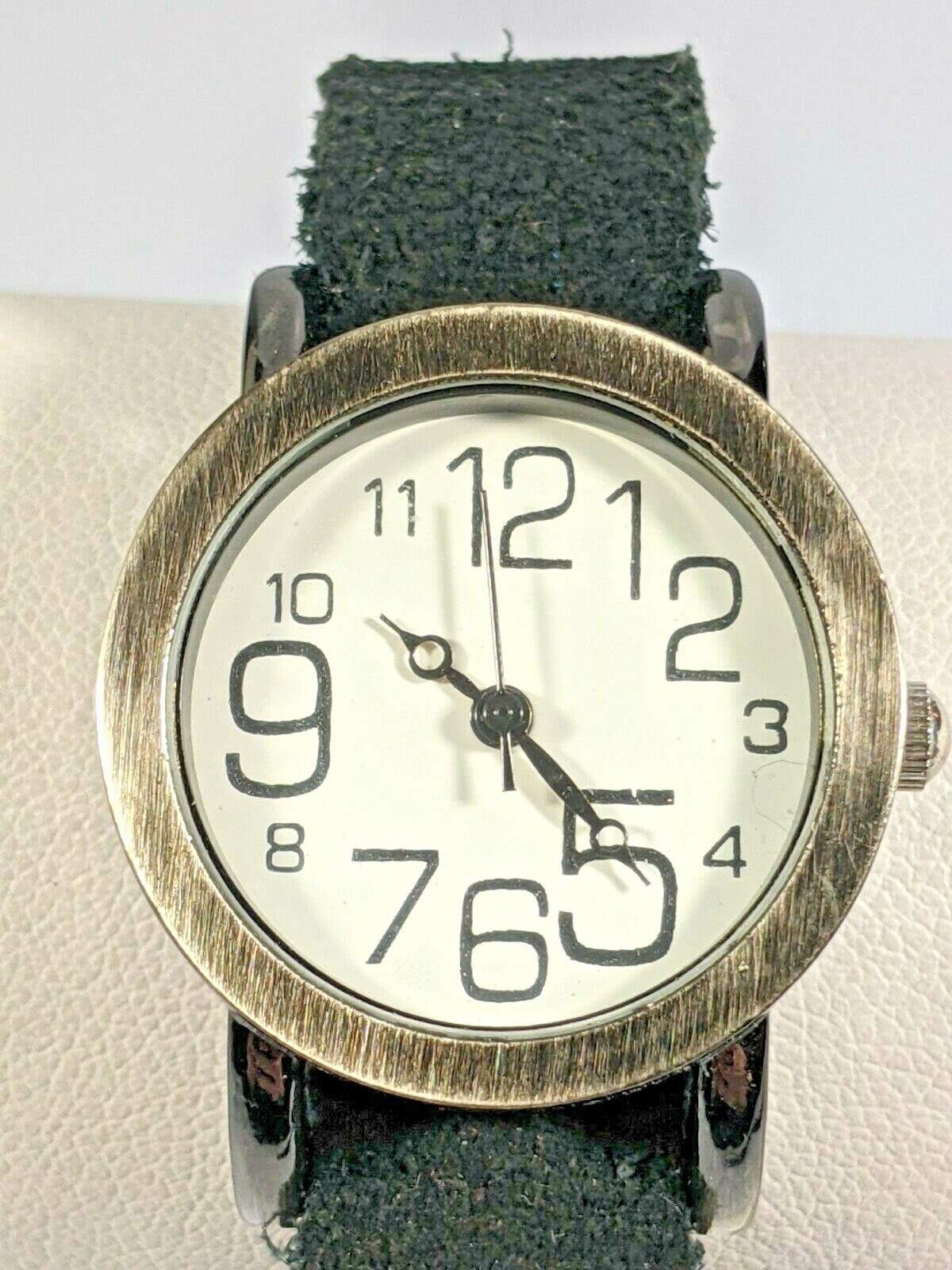 Woman Vntg Gun Metal Gray White Face Black Faux Leather band Magnet Clasp Watch